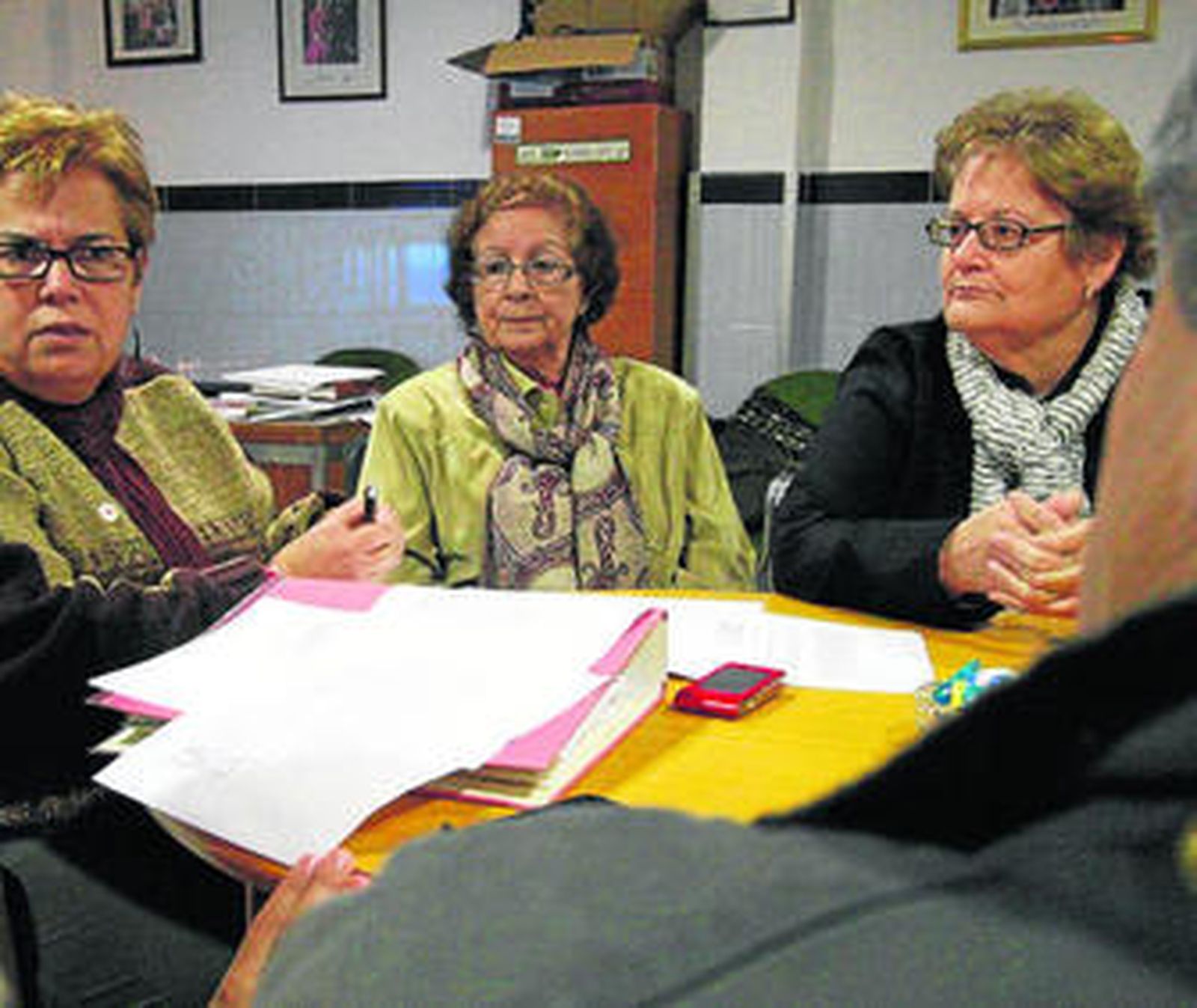 La presidenta de Amanecer, Rosa Ramírez, a la izquierda, y otras socias, en una foto de archivo.