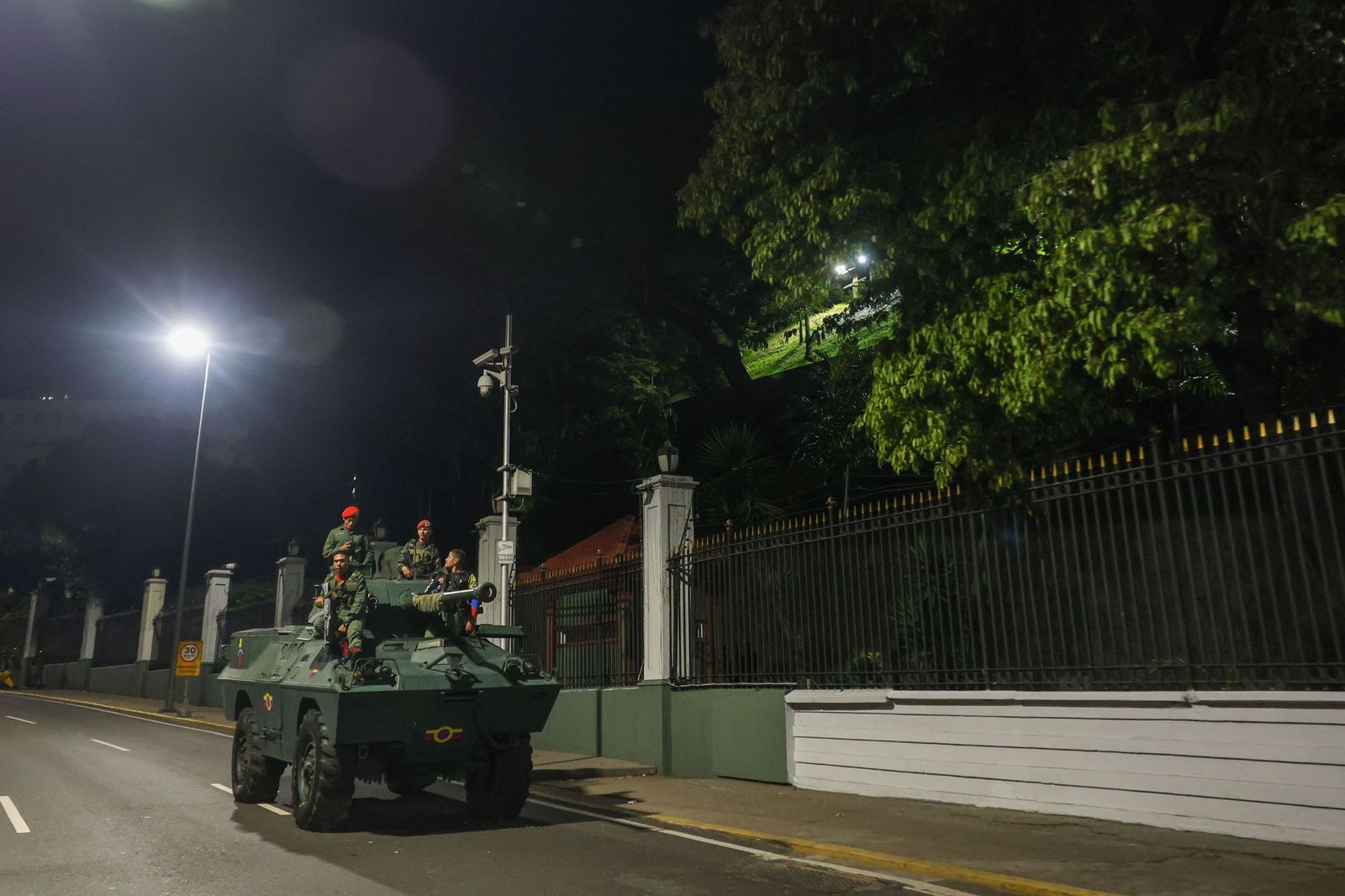 Un tanque custodia el exterior del Palacio Presidencial de Miraflores tras las detonaciones en Caracas.