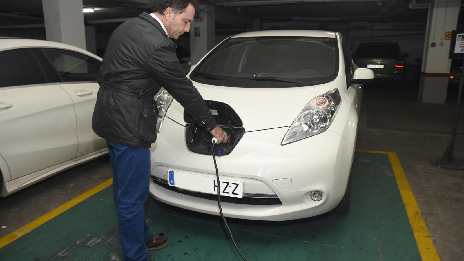 Francisco José Durán recarga su Nissan Leaf en un garaje Francisco José Durán recarga su Nissan Leaf en un garaje