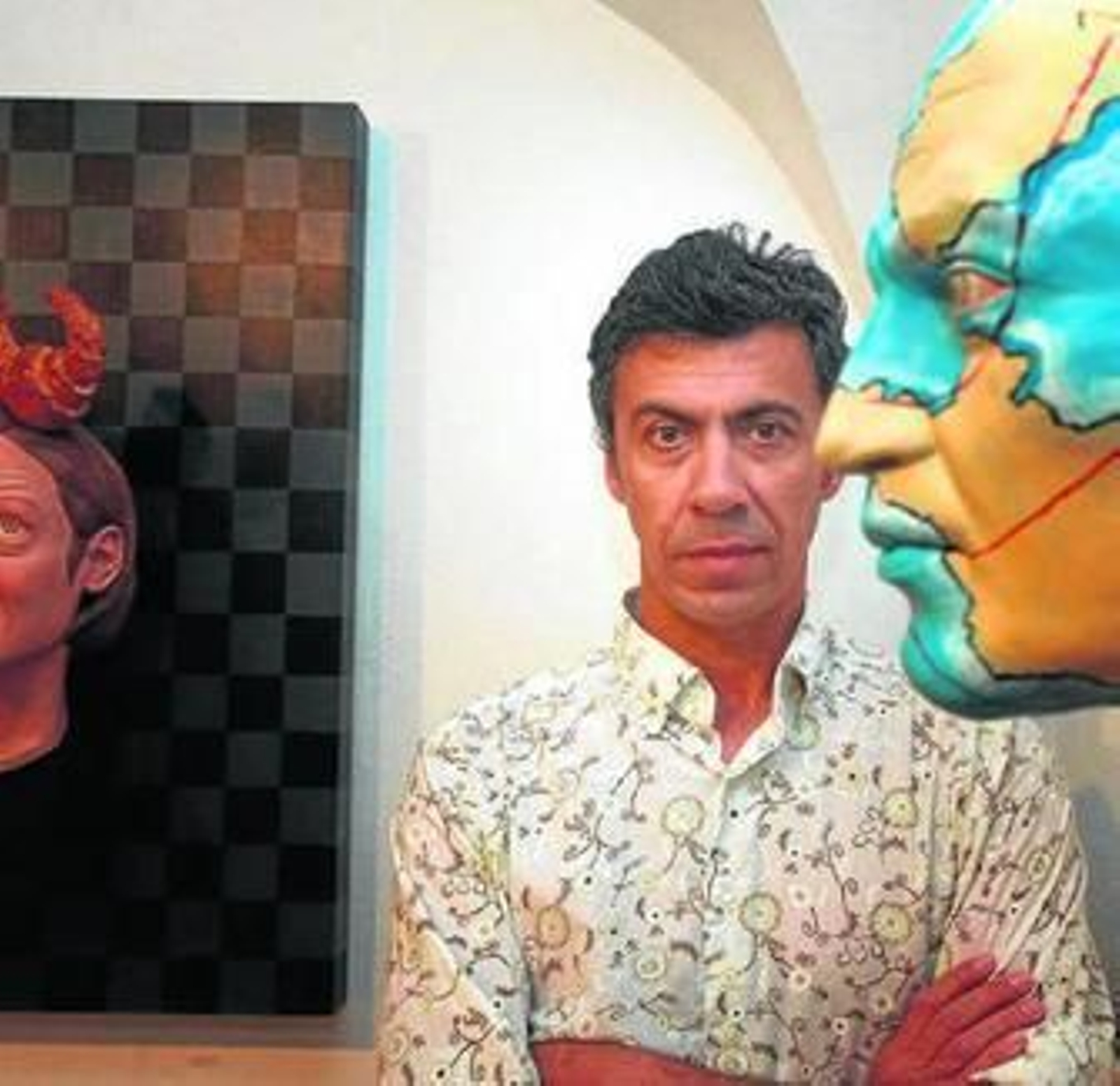 Mario César de las Cuevas, ayer junto a una de sus esculturas.