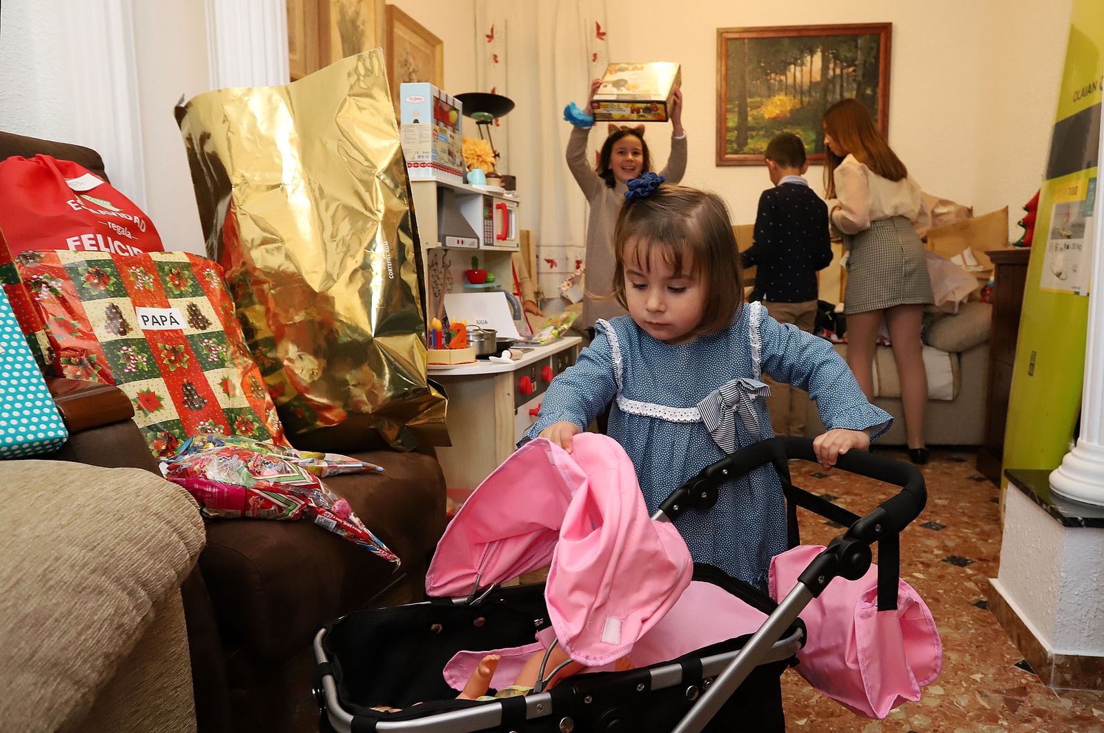 Imágenes de los niños recibiendo sus regalos de Reyes