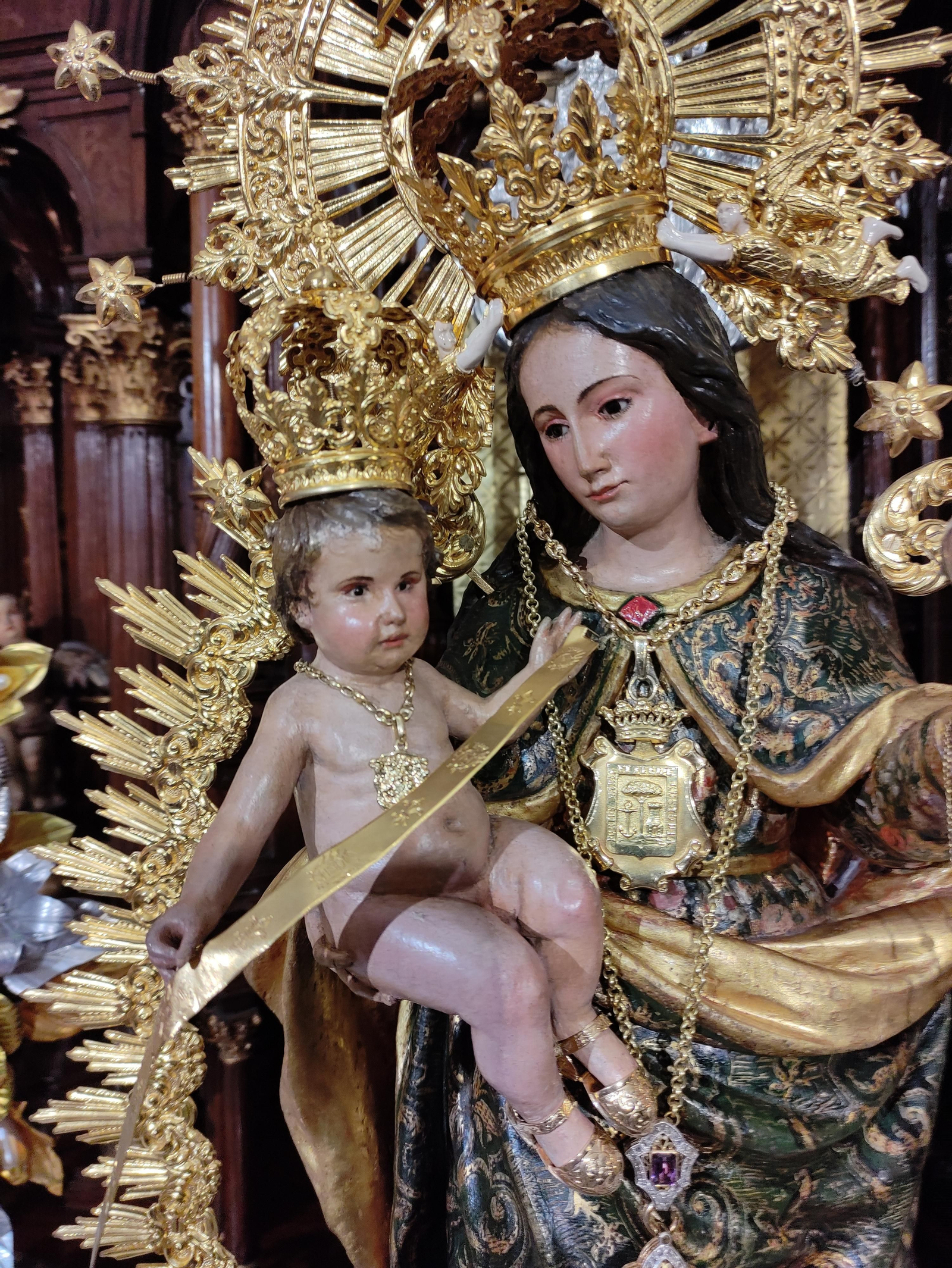La Virgen de la Cinta con la Medalla de Oro de la Ciudad impuesta en su coronación canónica.