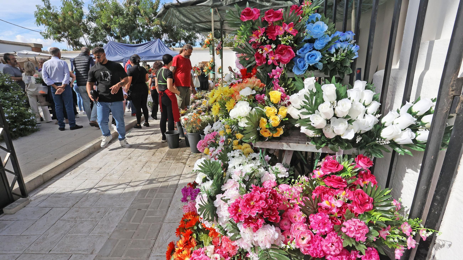 Día de Todos los Santos en el cementerio de Jerez