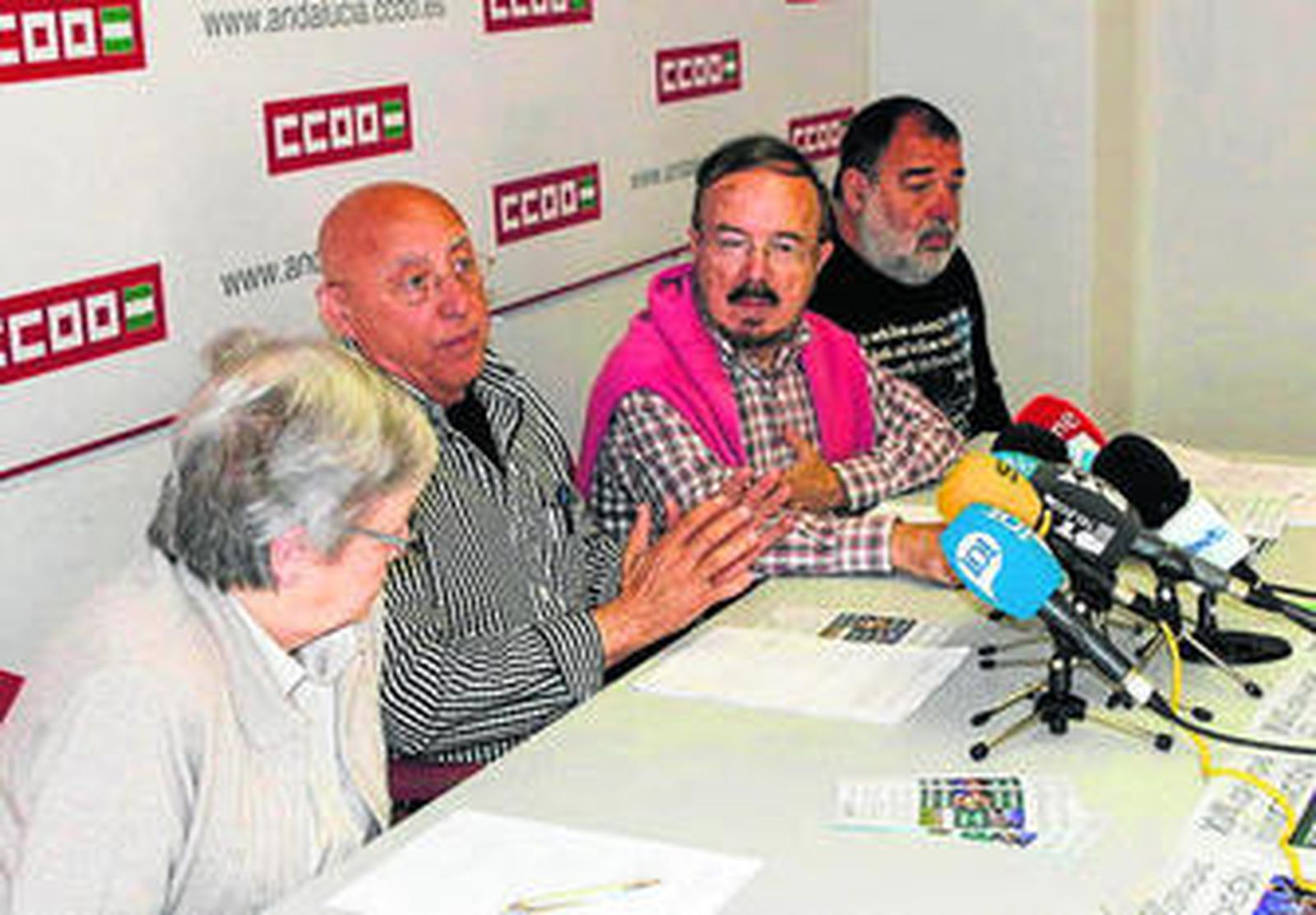 Representantes de la Plataforma y de CCOO, ayer, en la rueda de prensa.