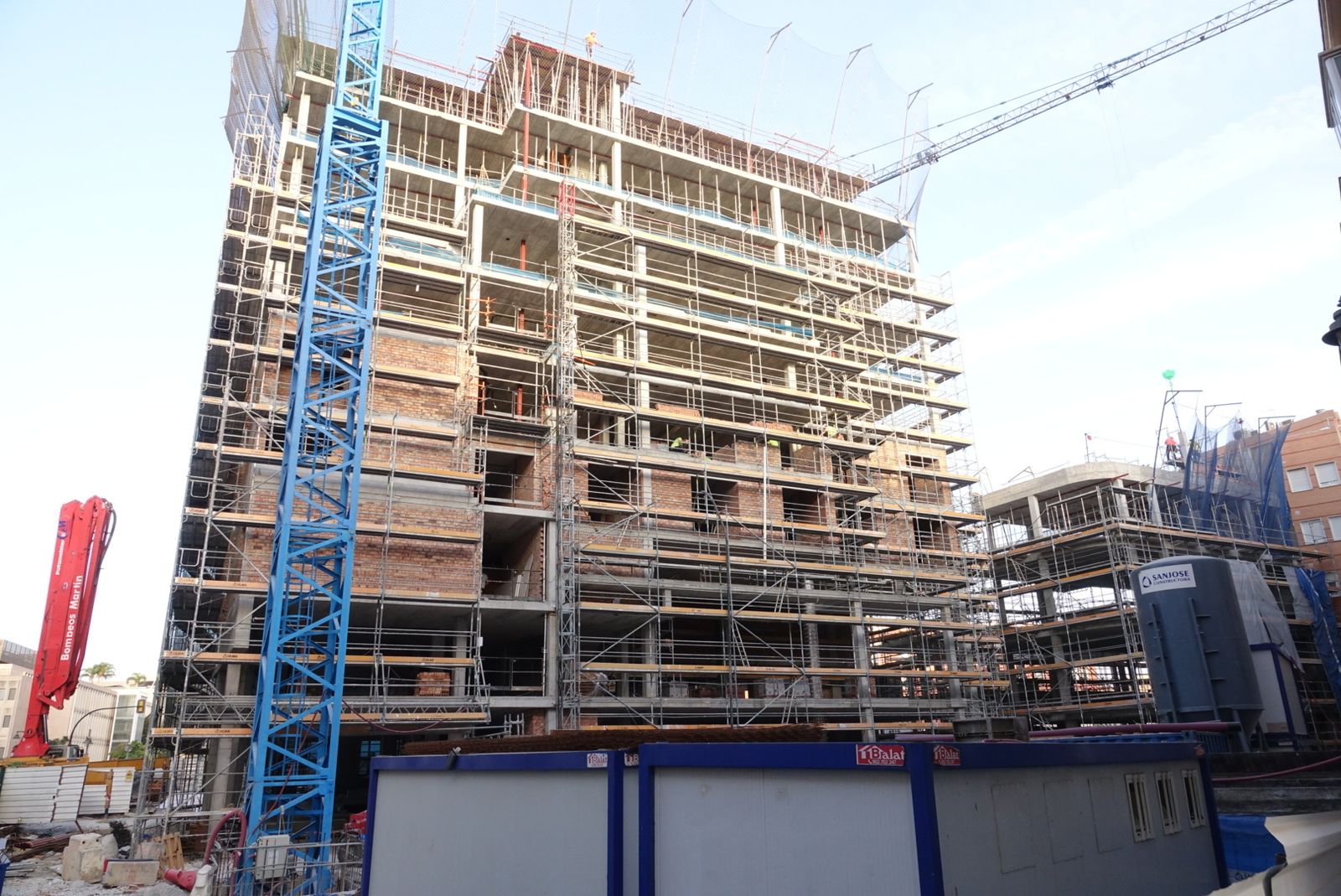 Las obras de construcción del hotel y de la réplica de La Mundial, en marcha: algo parecido a Málaga.