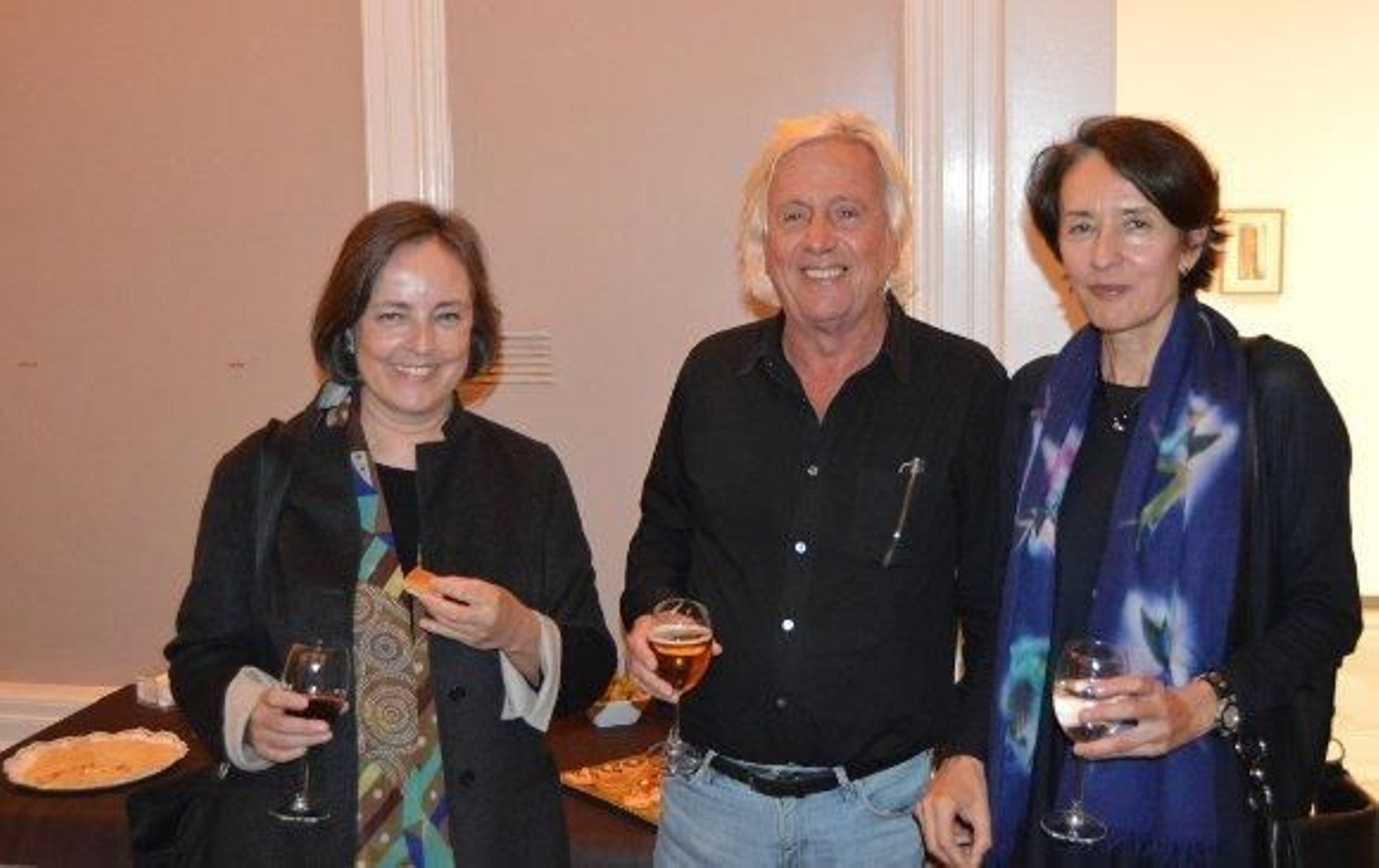 El arquitecto Julio Malo de Molina con las hermanas Elena y Ángela García de Paredes Falla.  Foto: Ignacio Casas de Ciria