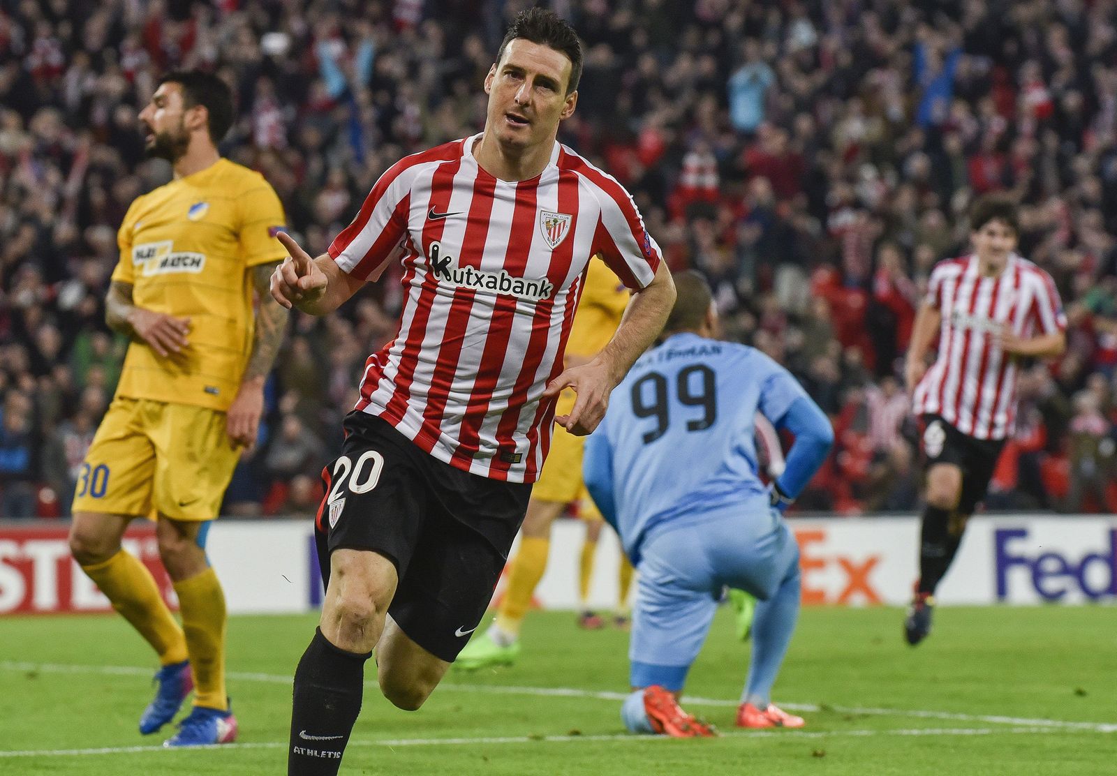 Aduriz celebra su gol.