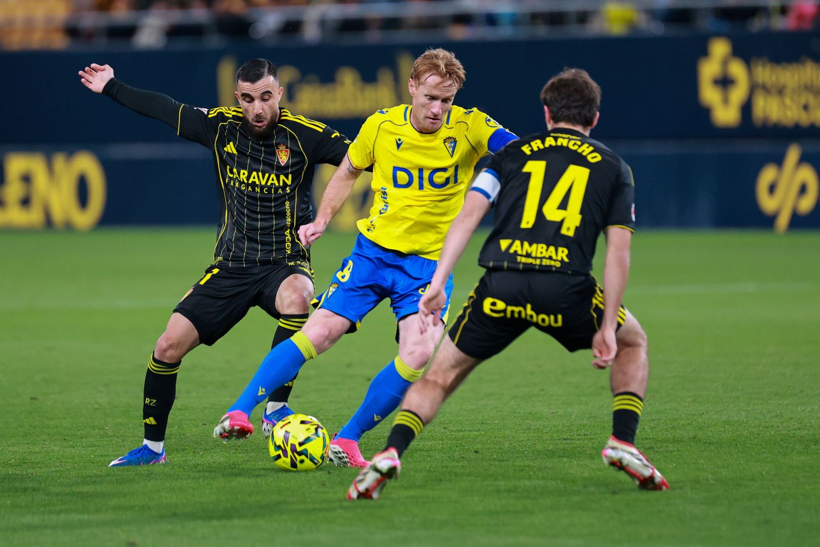Álex Fernández durante el Cádiz - Zaragoza.