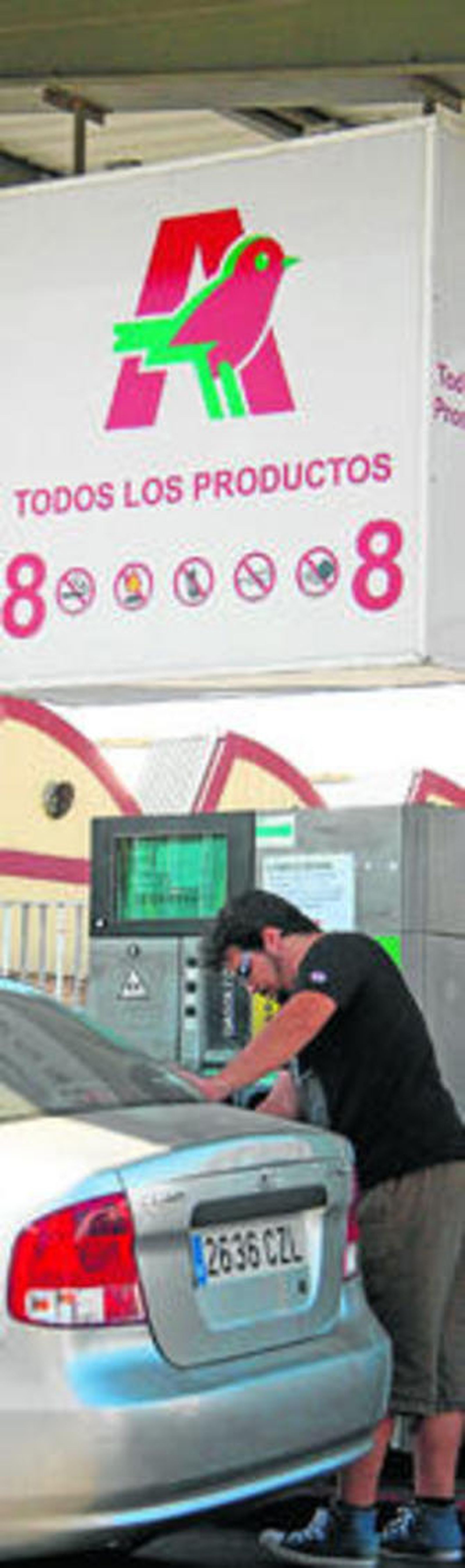 Un hombre reposta en la gasolinera de Alcampo.