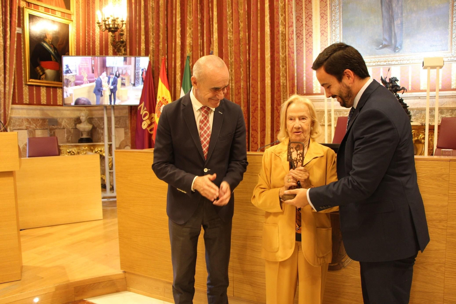 Antonio Muñoz, Teresa Barrio y Alberto Jiménez-Becerril en la entrega del premio.