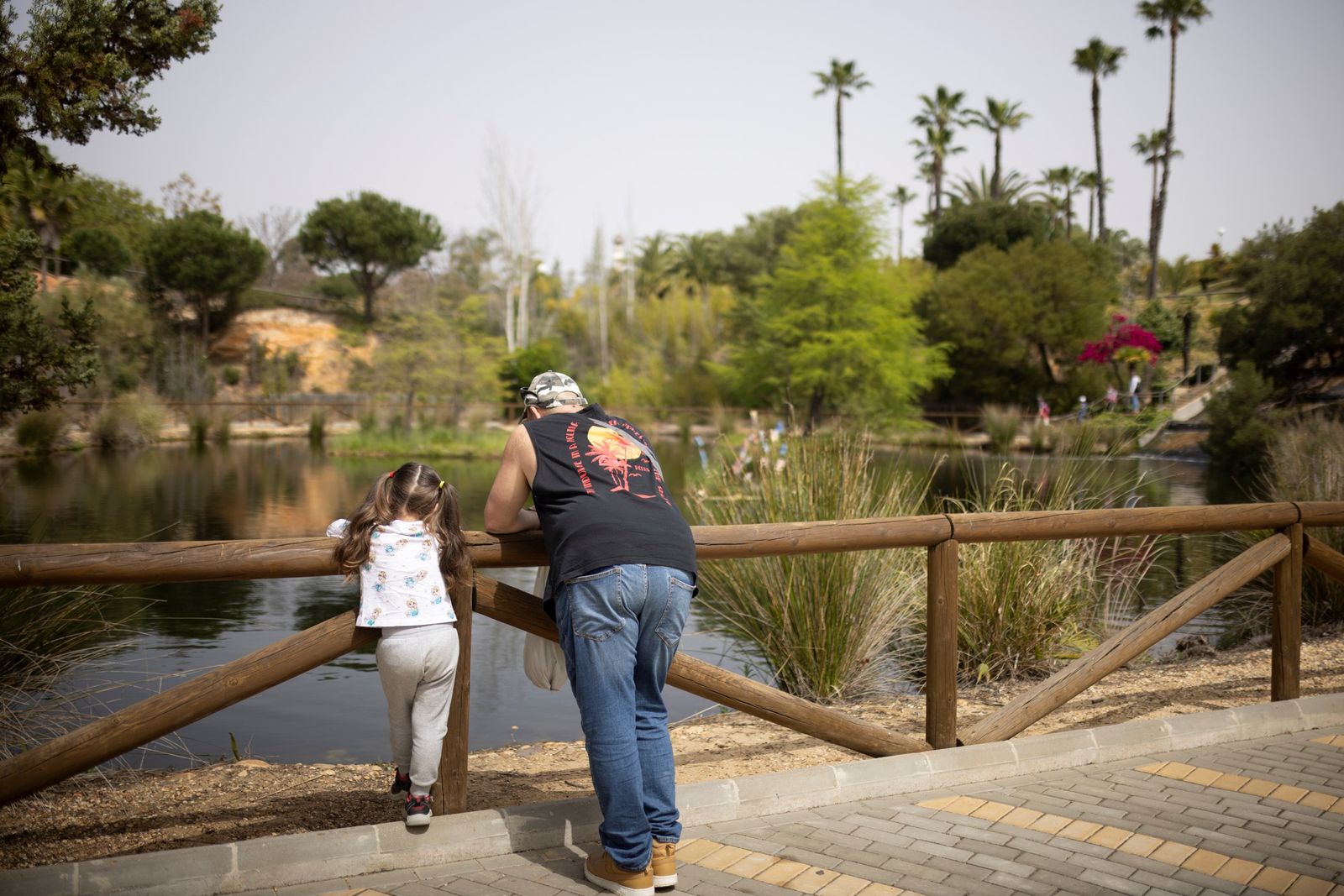 Un padre junto a una niña en el jardín botánico del parque Celestino Mutis.