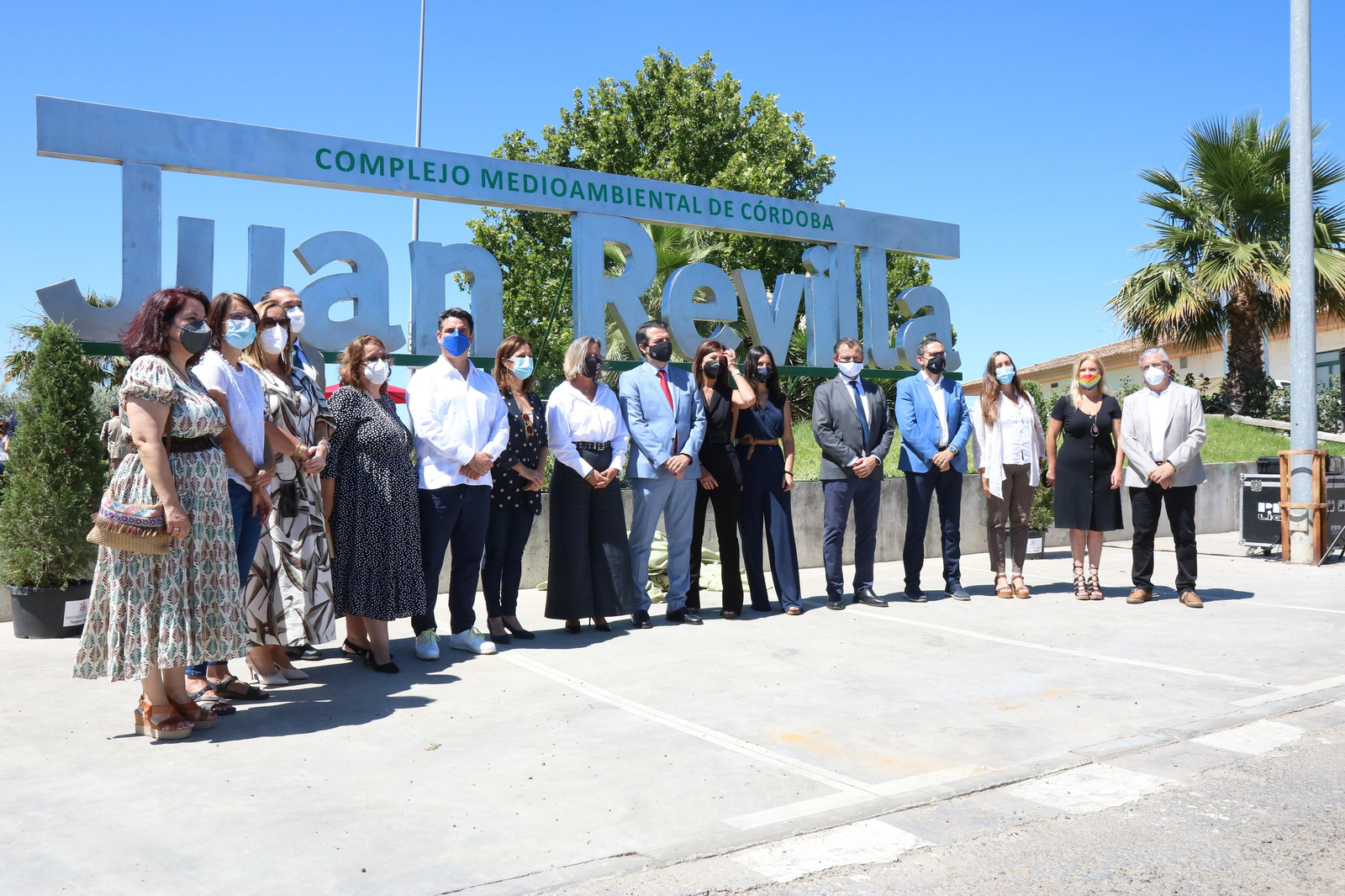 Foto de familia del homenaje a Juan Revilla. Foto de familia del homenaje a Juan Revilla.
