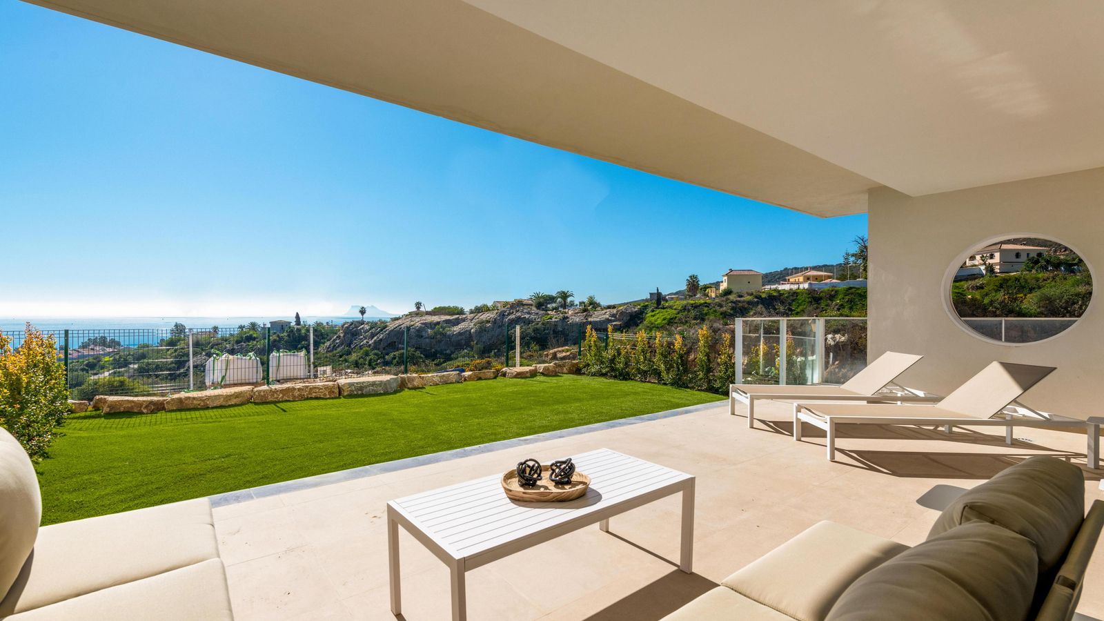 Vistas a las zonas verdes y al mar.