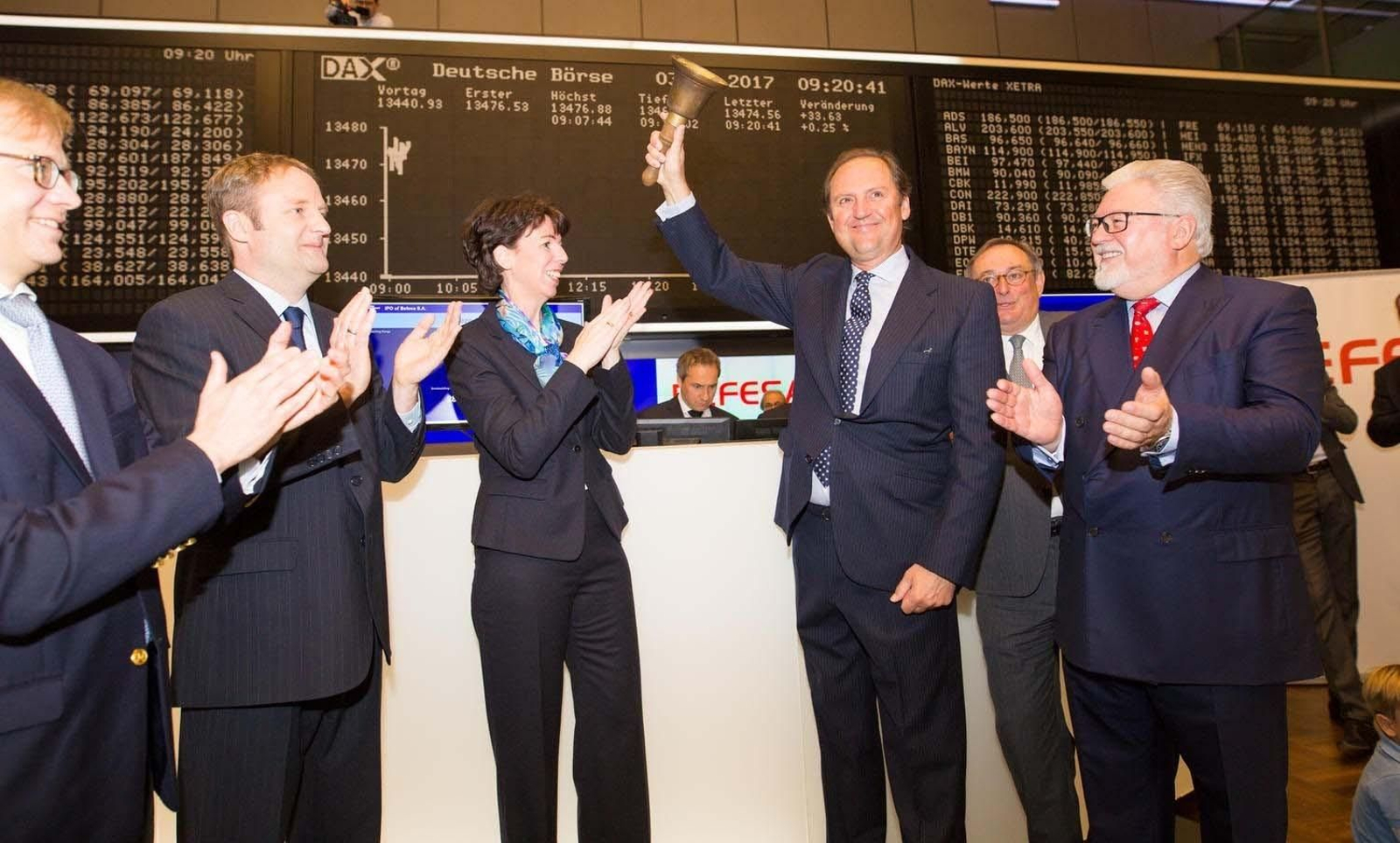 Javier Molina toca la campana en la Bolsa de Fráncfort, en el gesto simbólico que marca el inicio del regreso de Befesa a los mercados cotizados.