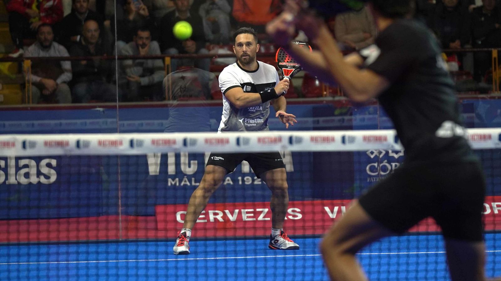 Mati Díaz espera el golpe de Juan Lebrón, durante la final disputada en Vista Alegre.
