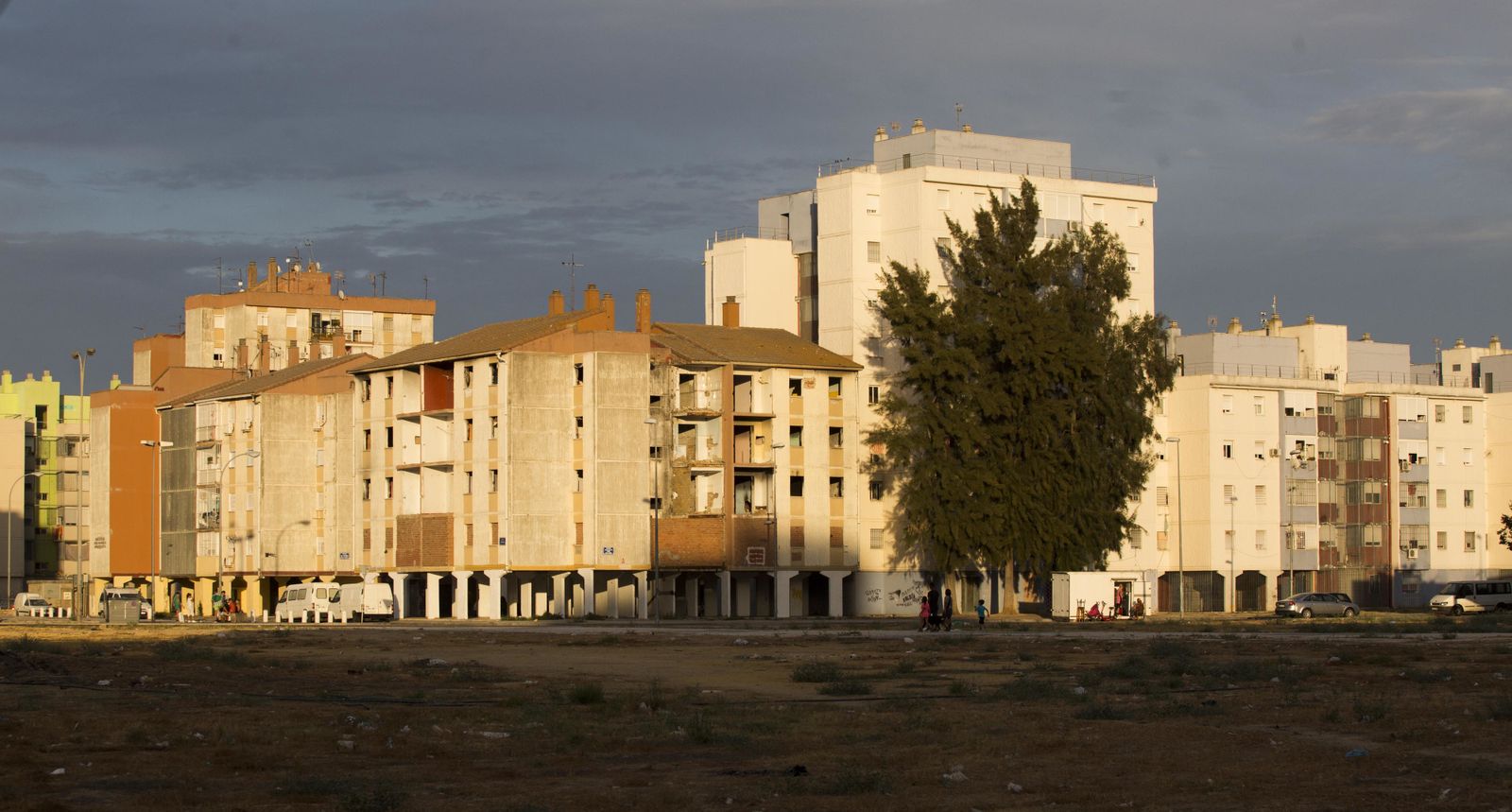 Emilio Caracafé, de pie con Antonio Ortega, en la peña 800 Viviendas.