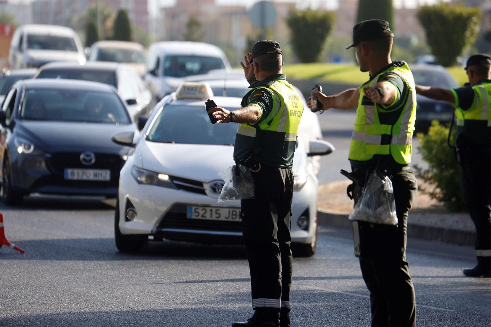 En imágenes, la campaña "No corras, no bebas, no cambies de rueda", de la Guardia Civil, DGT y Aspaym Córdoba.