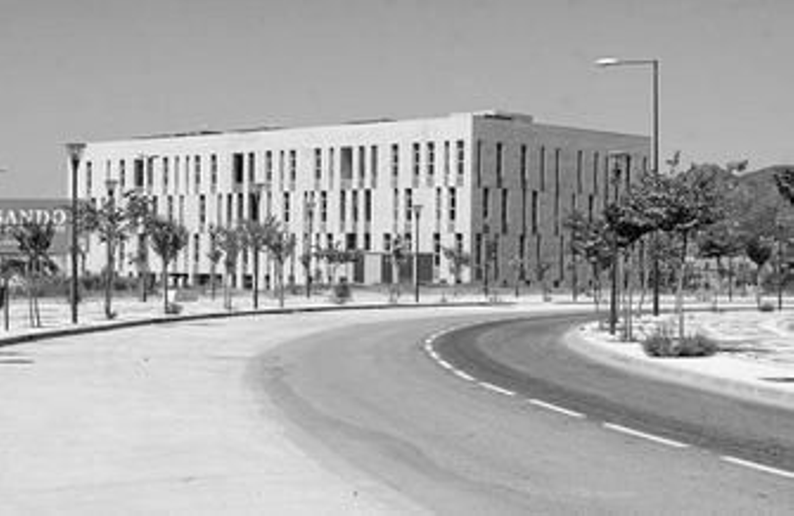 Vista del área de ampliación con el recién construido edificio de los centros de investigación de Arquitectura y tecnologías TIC.