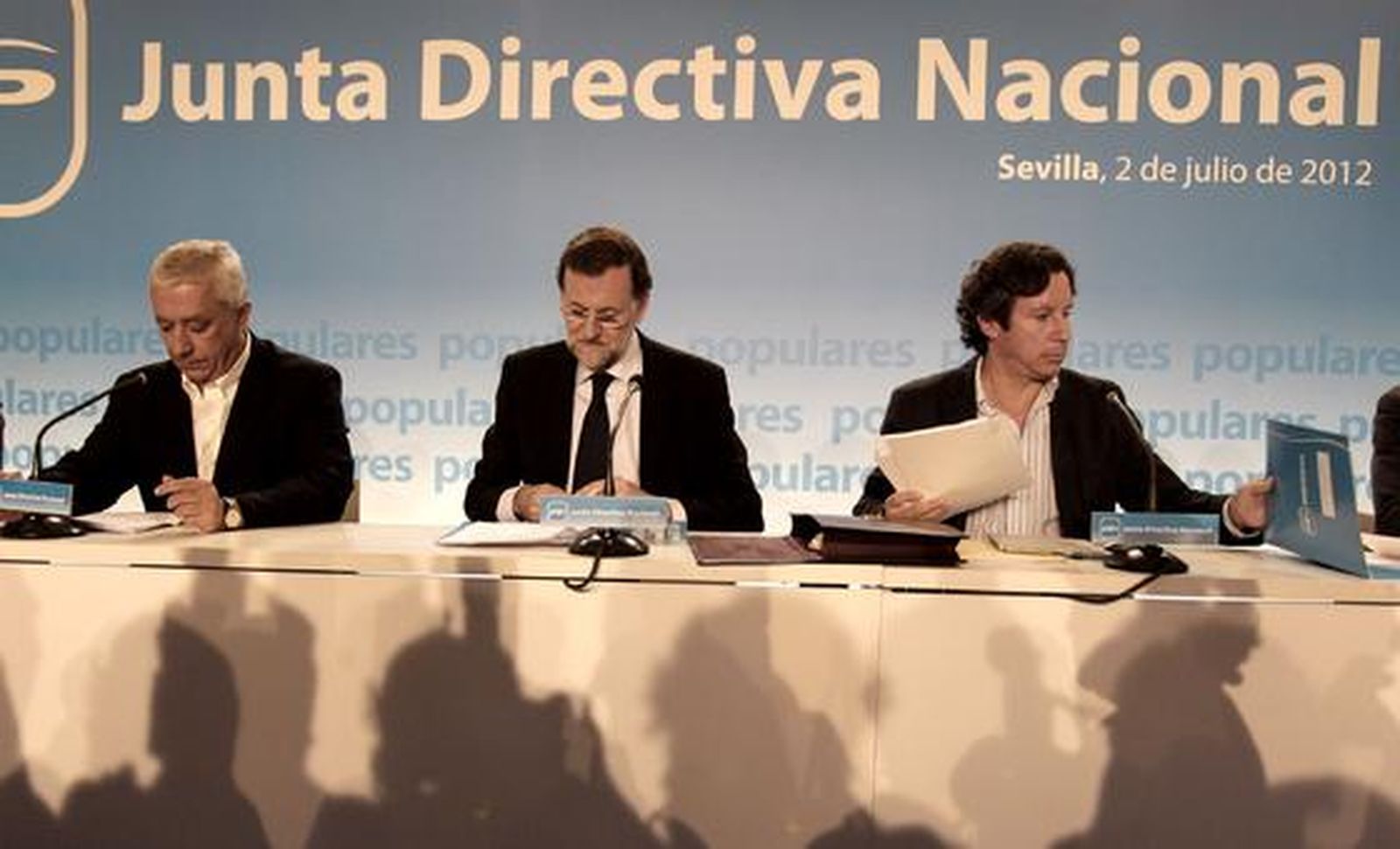 Rajoy, Arenas y Zoido, entre otros, acuden a la Junta Directiva Nacionald del PP realizada en Sevilla.

Foto: Antonio Pizarro