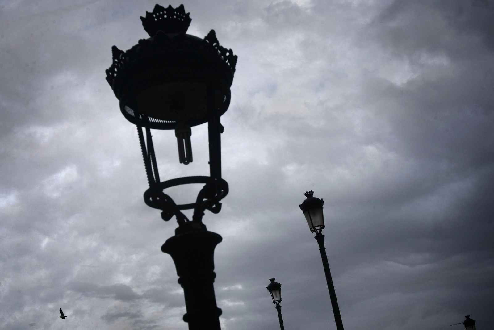 Farolas en mal estado en Algeciras.