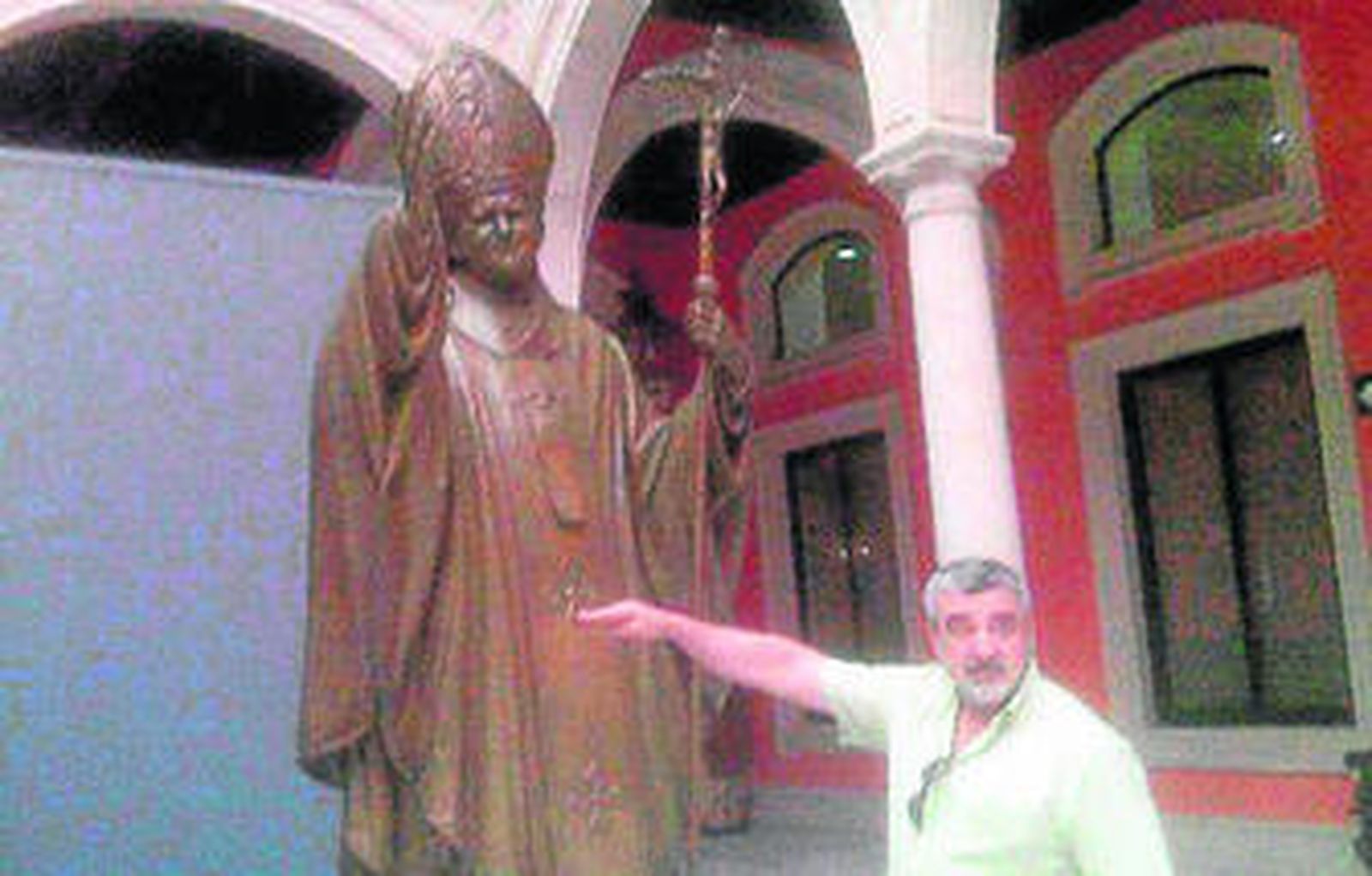 El imaginero Juan Manuel Miñarro con la escultura ya terminada.