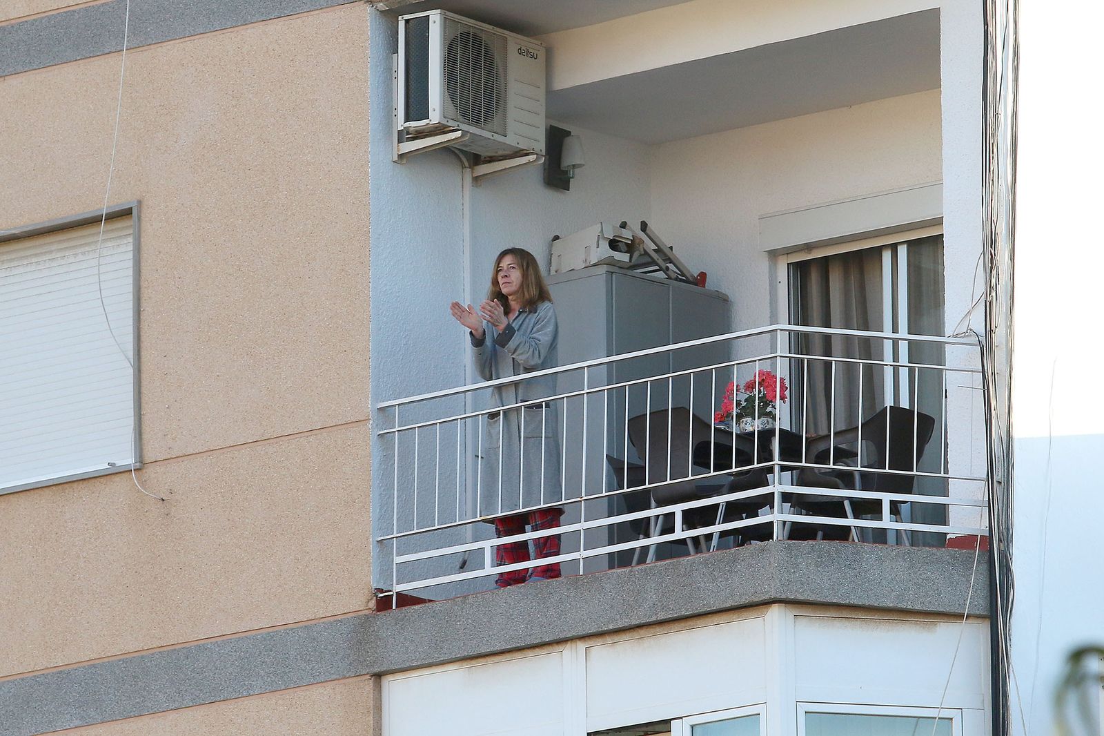 Fotogalería del aplauso de las ocho de la tarde de este lunes 20 de abril