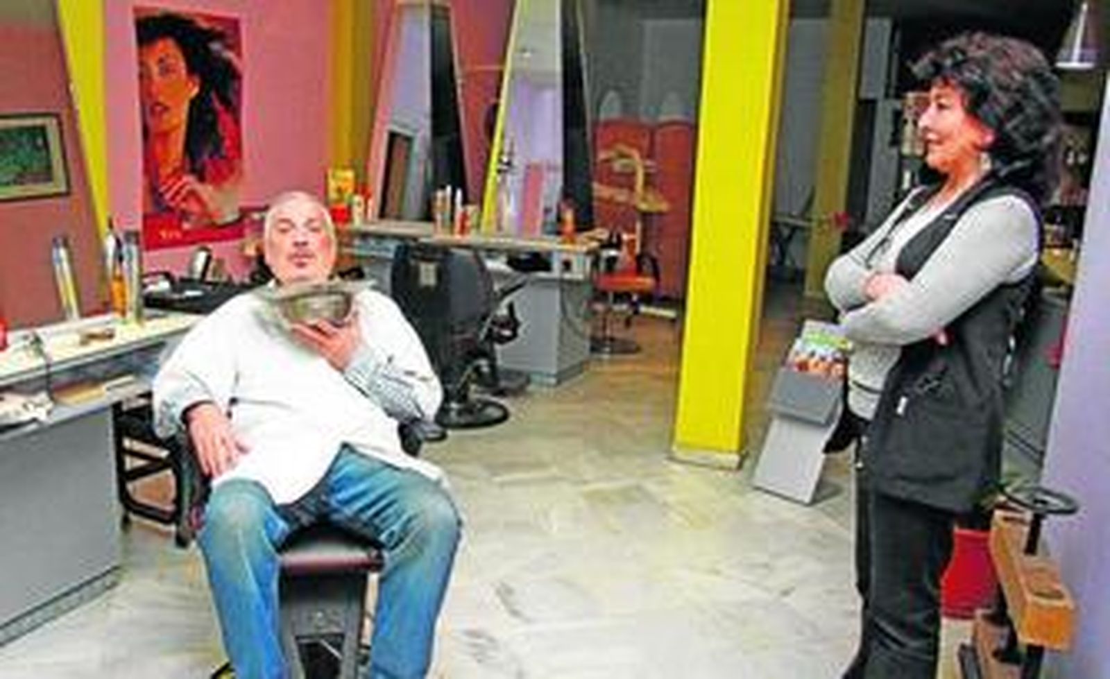 Manuel Llera, con la clásica bacía de barbero que popularizó don Quijote. Al lado, Ángeles, su mujer.