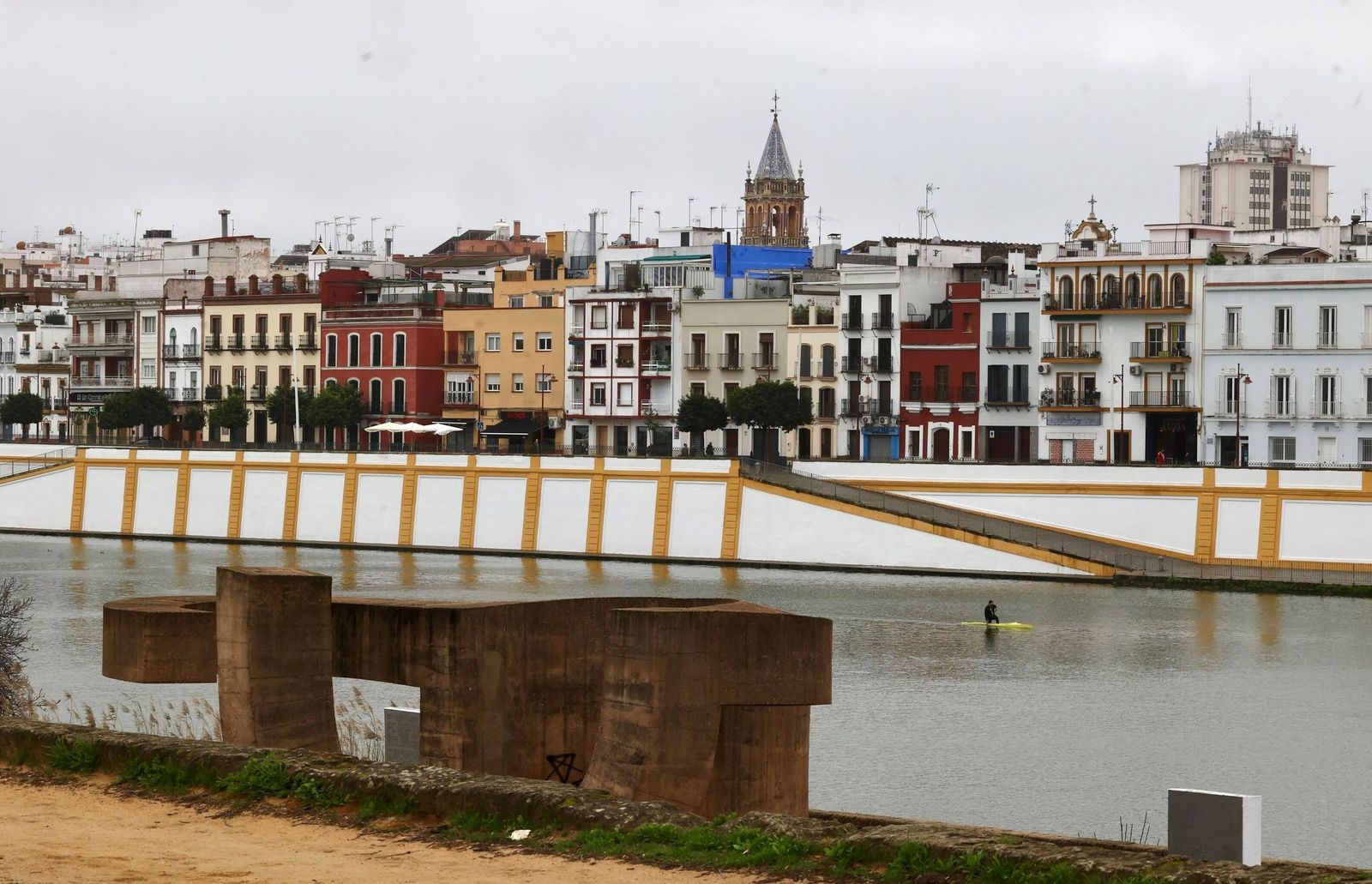 El muro pintado de azul que chirría en la contemplación de la calle Betis desde el Paseo de Colón.