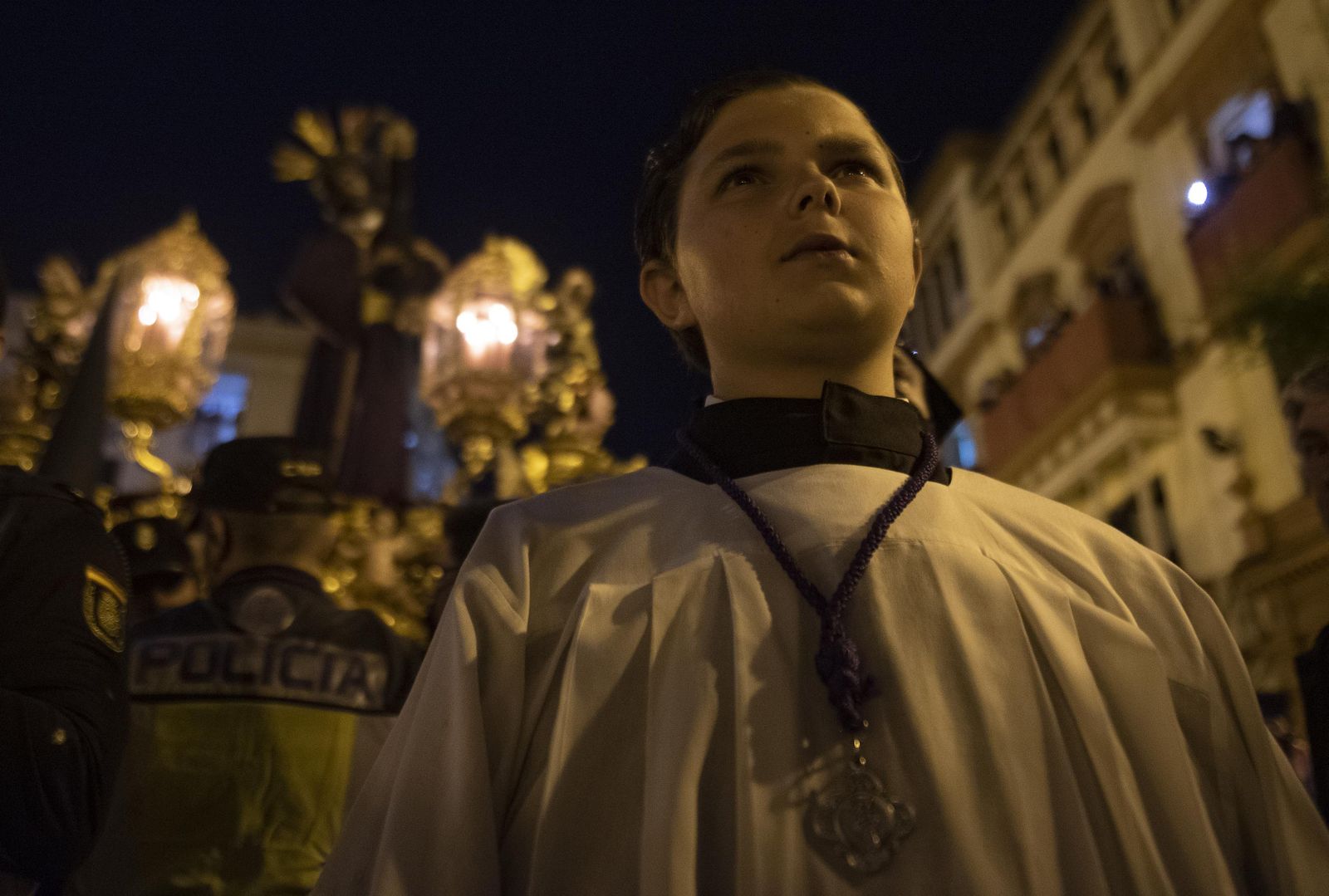 Acólito delante del Señor del Gran Poder