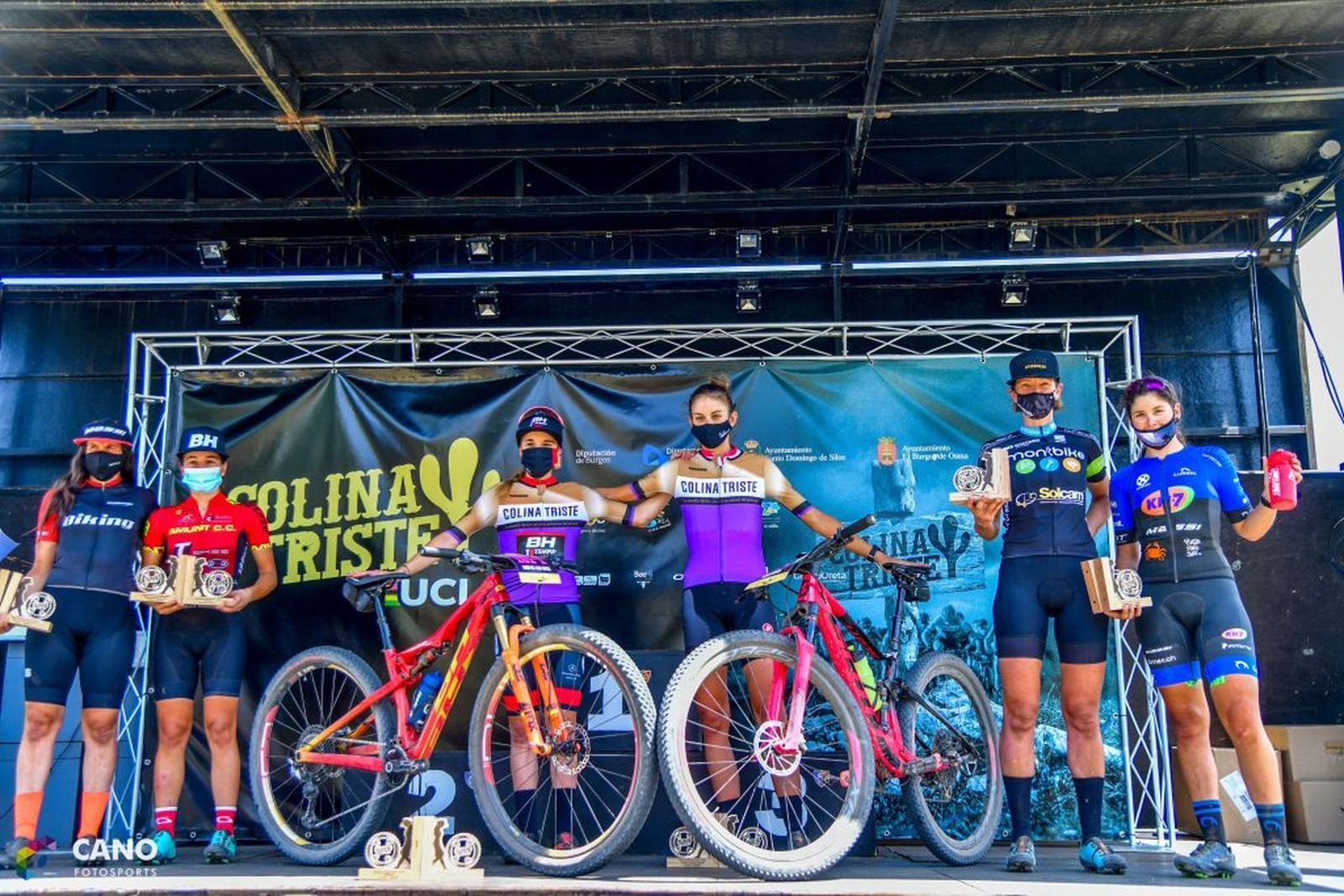 La malagueña Natalia Fischer y su compañera Rocío del Alba García celebran la victoria.