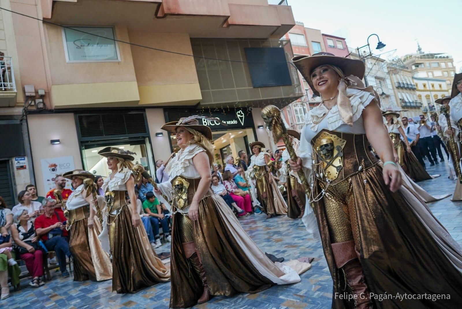 Así fue el paseo de la recreación de Cástulo de Linares por el desfile de Cartagena, en imágenes
