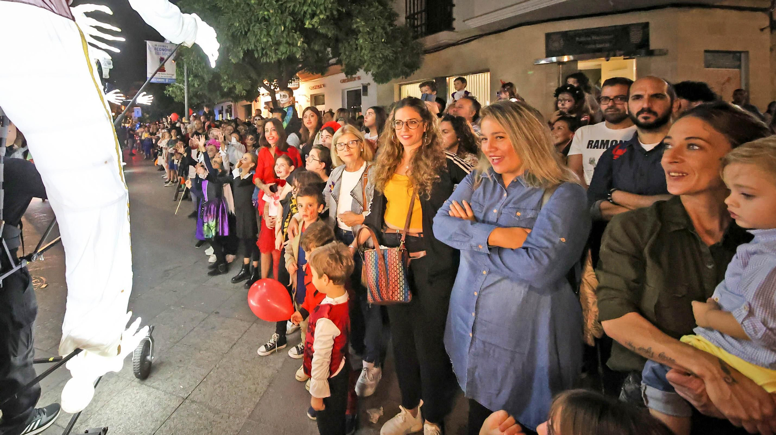 El desfile de Halloween llena las calles de Jerez