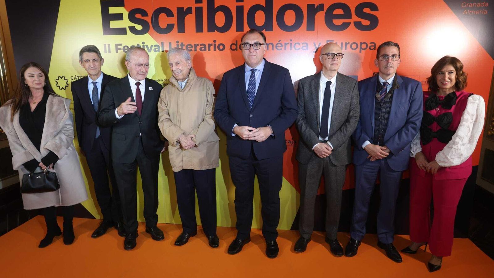 Responsables institucionales y patrocinadores arropan a Mario Vargas Llosa.