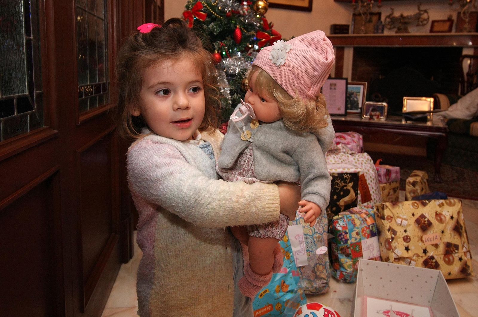 Imágenes de los niños abriendo los regalos de los Reyes Magos en Huelva