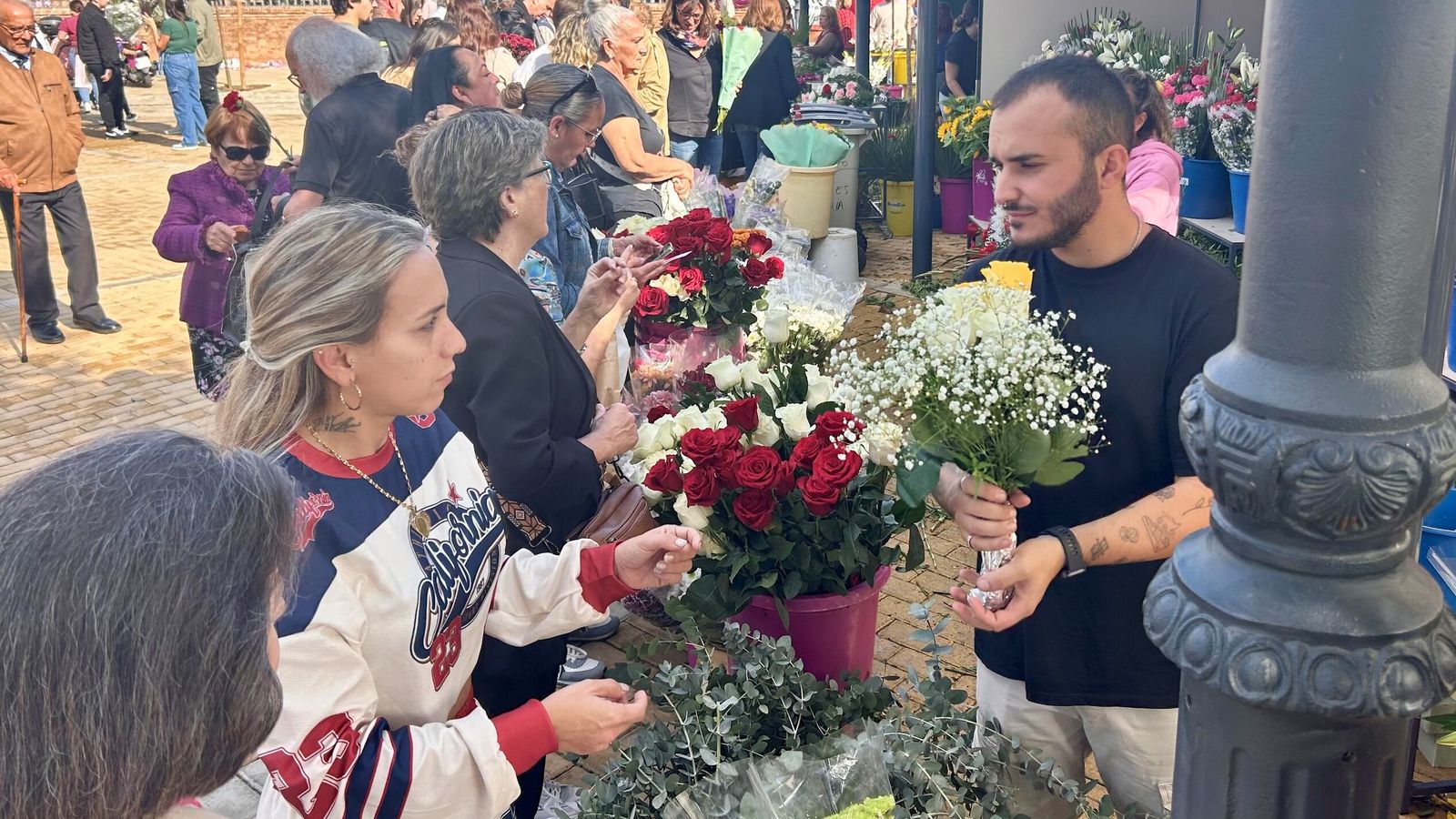 Los puestos de flores a las puertas del cementerio.