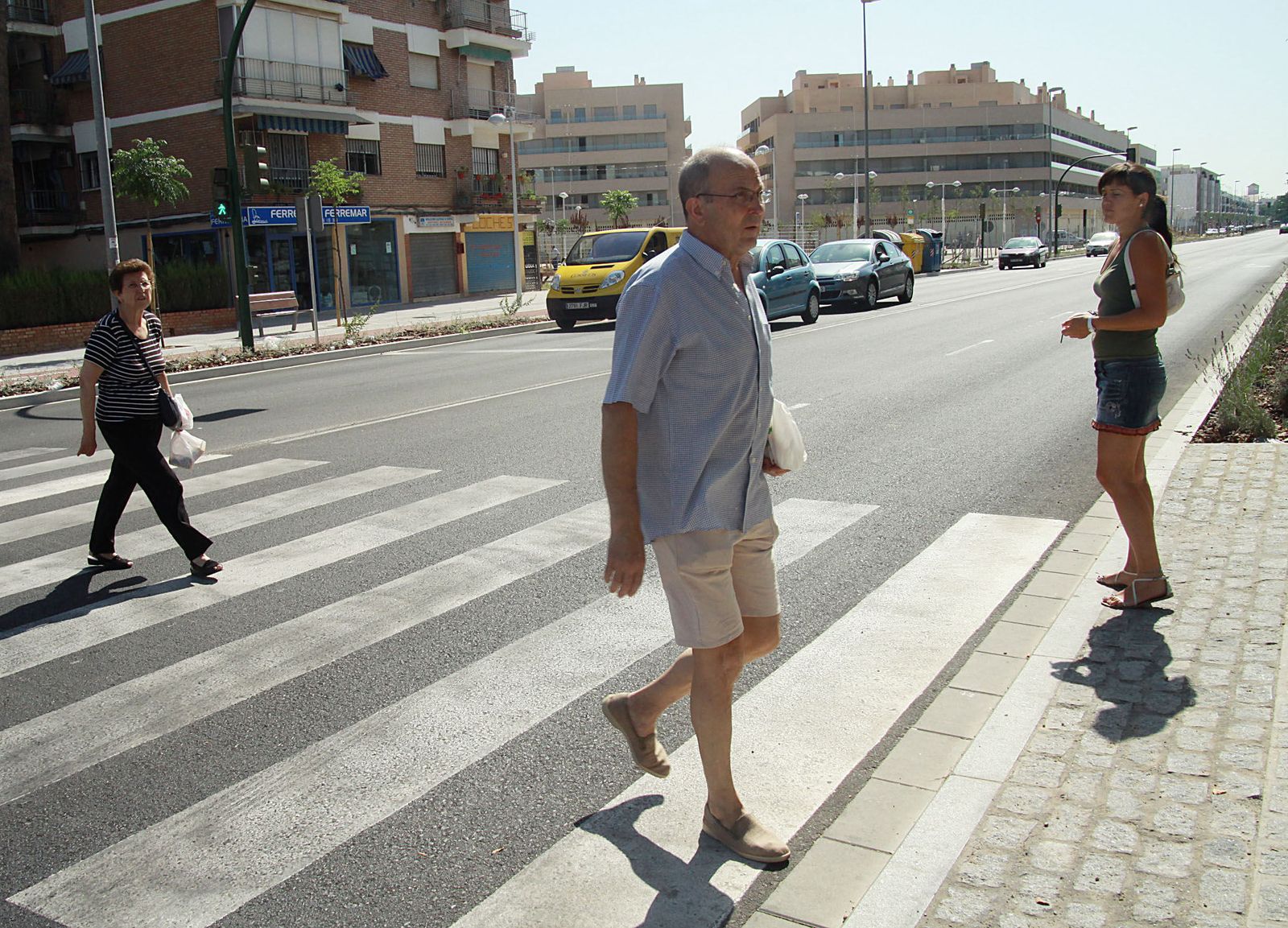 Varias personas cruzan una zona ya reformada de la avenida de Trassierra.