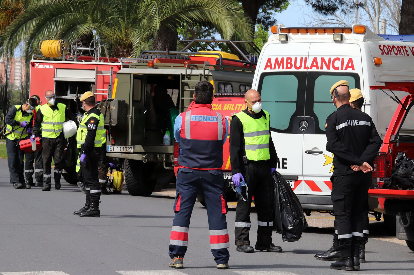 Imágenes de las tareas de desinfección de la UME en el Hospital Infanta Elena