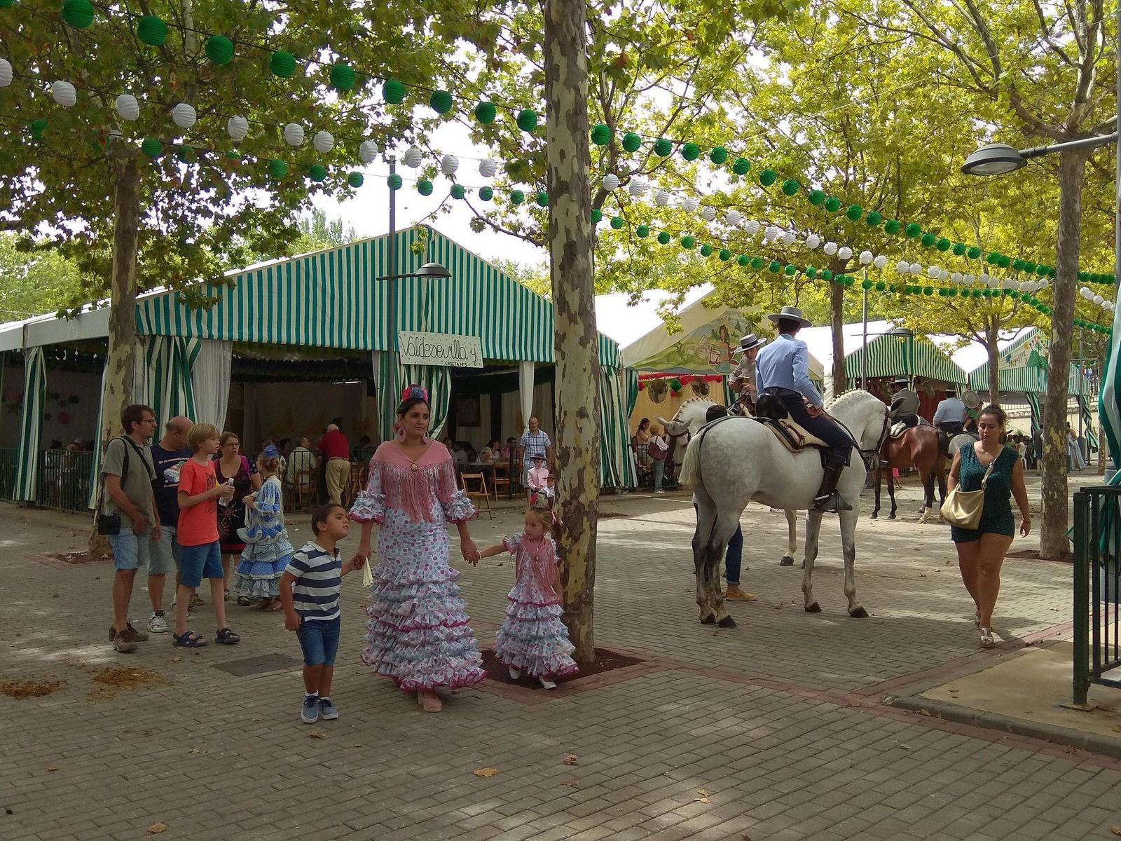1. Una de las calles de la Feria. 2. Puesto ambulantes. 3. Calle con comercios y tiendas. 4. Portada de la Feria. 5. Interior de una de las casetas.