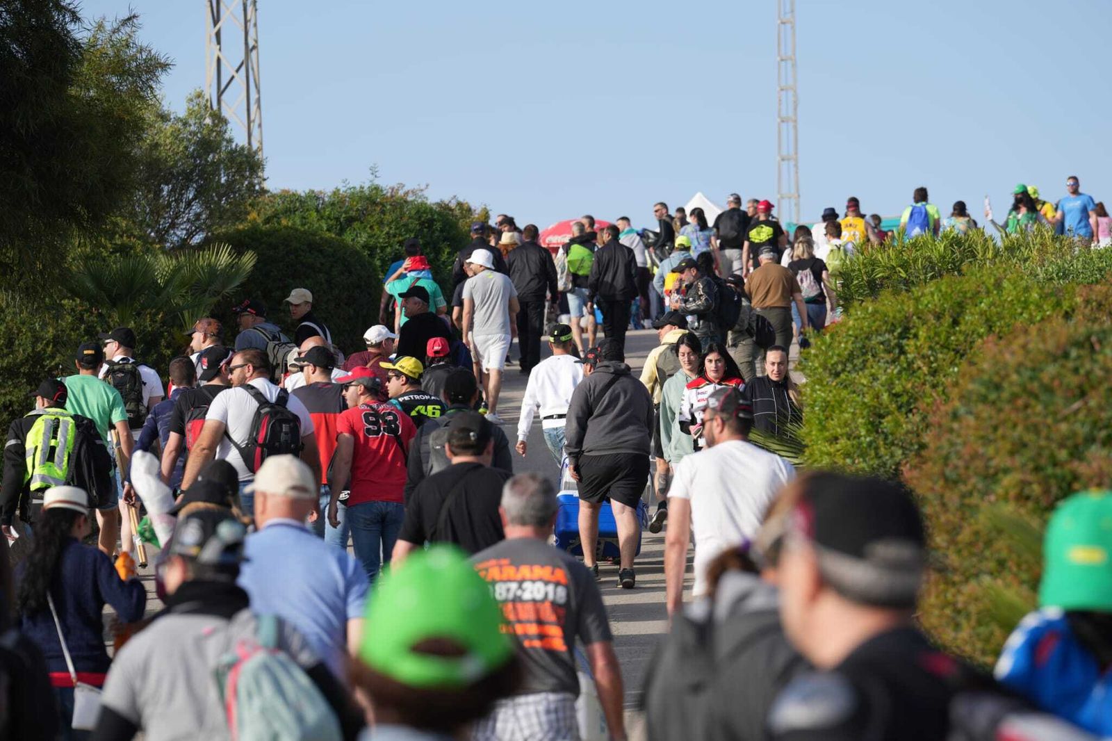 Neveras, cerveza muy fría y sombrillas para combatir al calor en el Gran Premio de España en Jerez