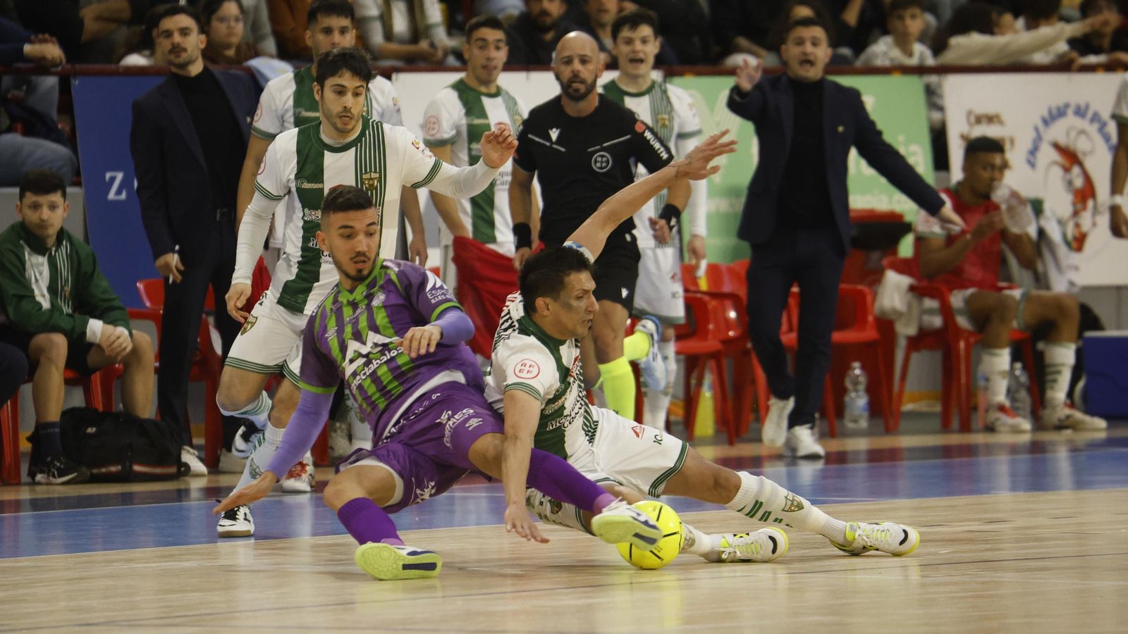 Arnaldo Báez pelea por la pelota en un momento del duelo ante el Palma Futsal.