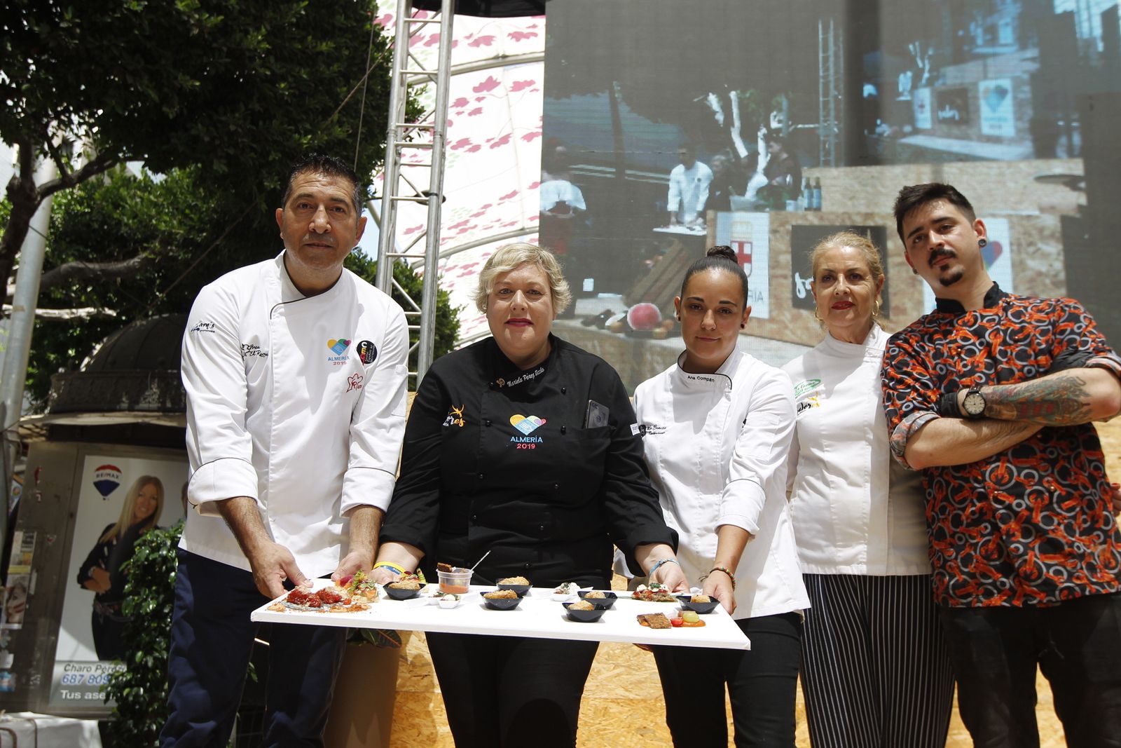 Los cinco chefs muestran los platos elaborados durante el homenaje a la capitalidad.
