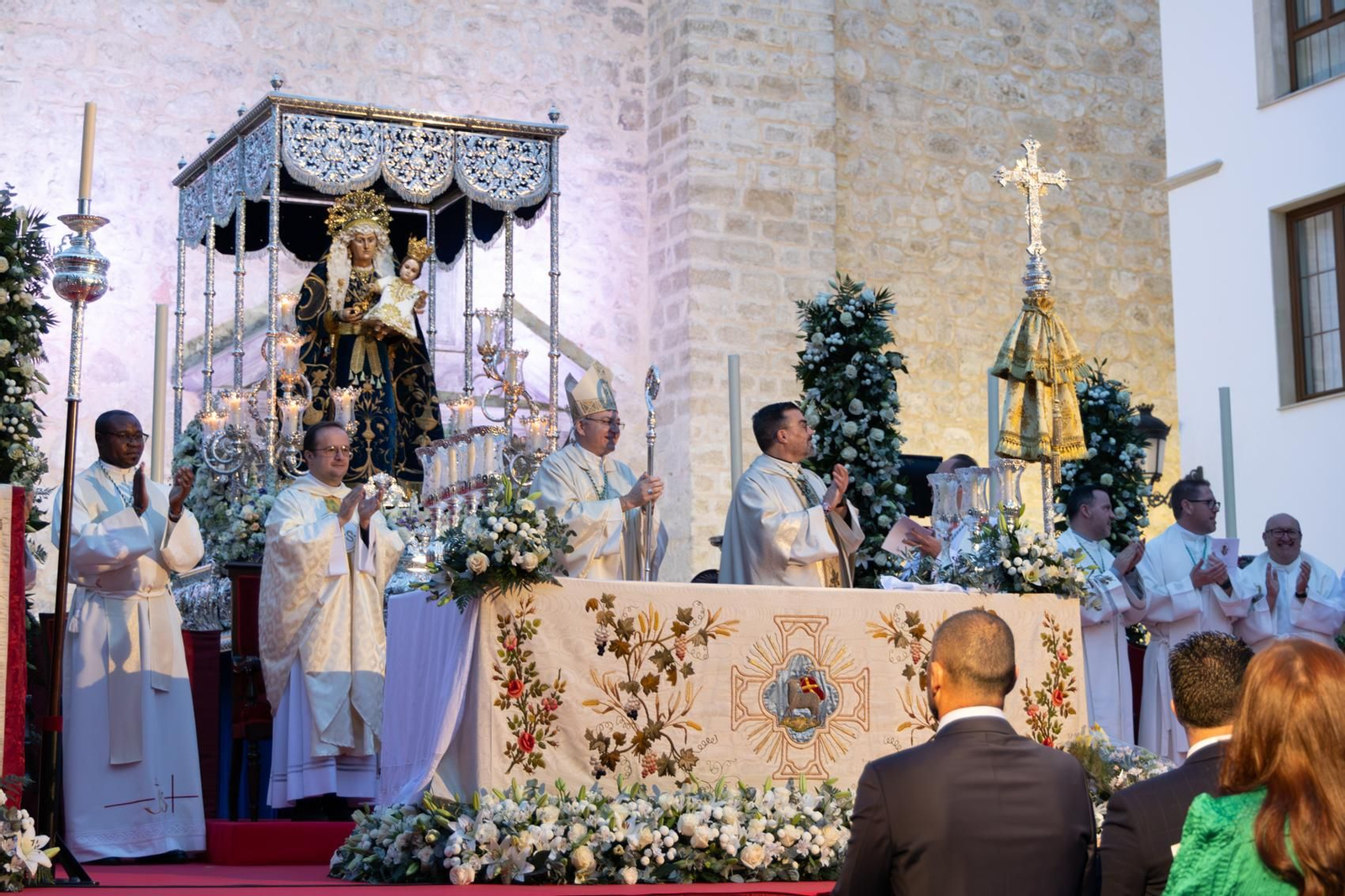 Santa Ana, patrona de Torredelcampo, recibe el bastón de mando como Alcaldesa Perpetua.