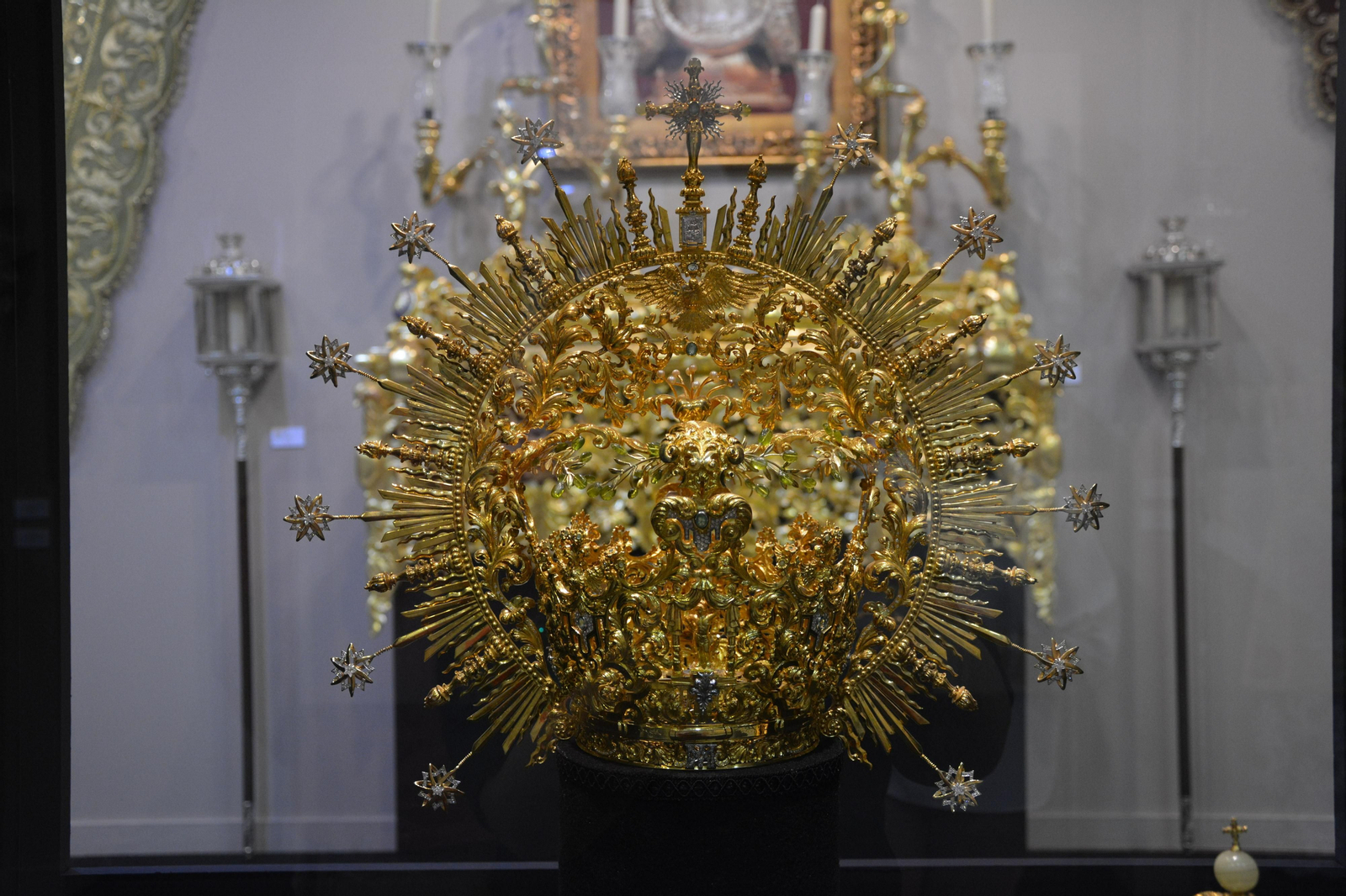 La corona de oro es una de las piezas importantes de la exposición de la Oliva.