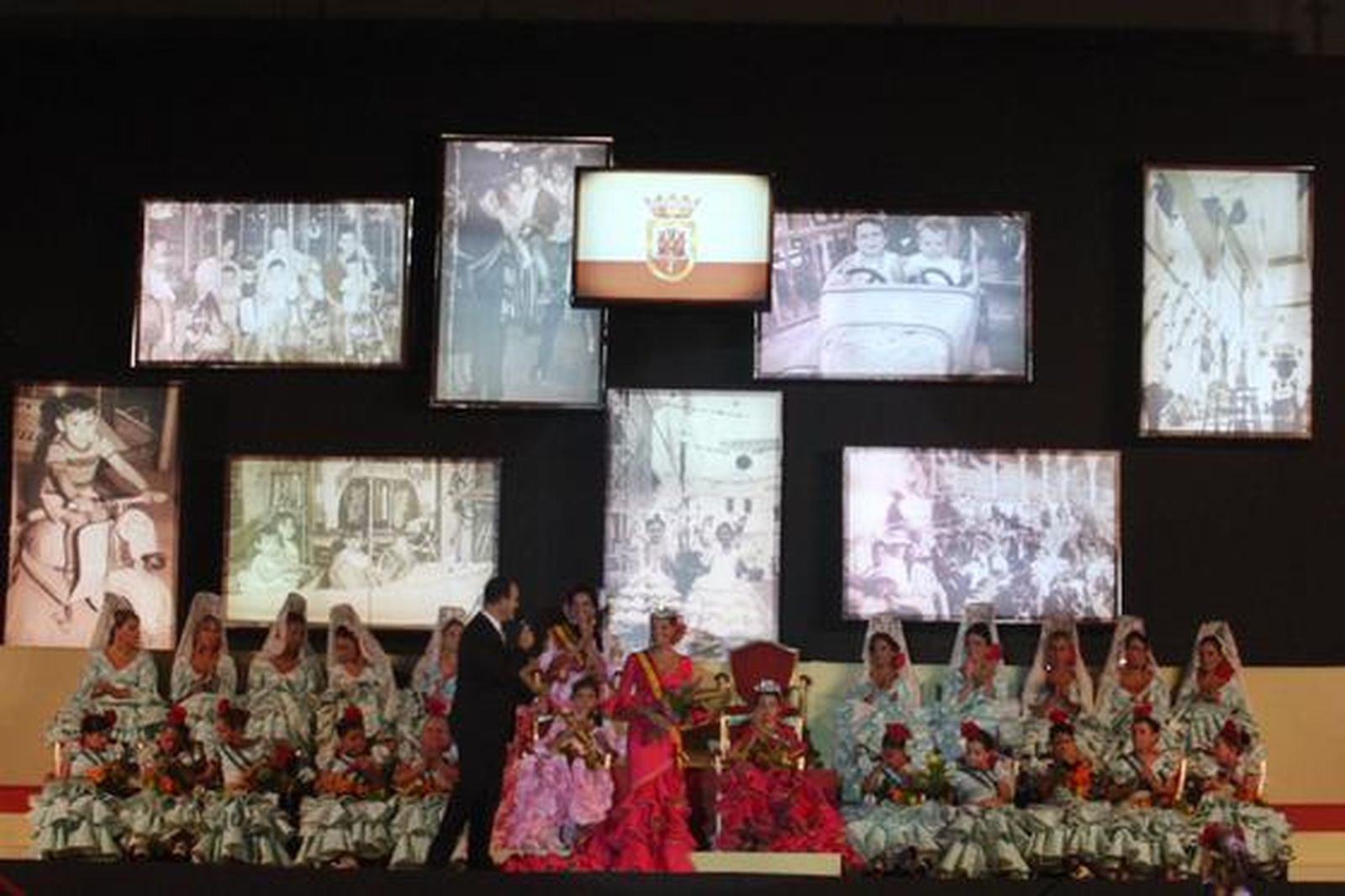 El acto de coronación de las reinas infantil y juvenil precedió al pregón a cargo del escritor Francisco Muñoz. 

Foto: Paco Guerrero