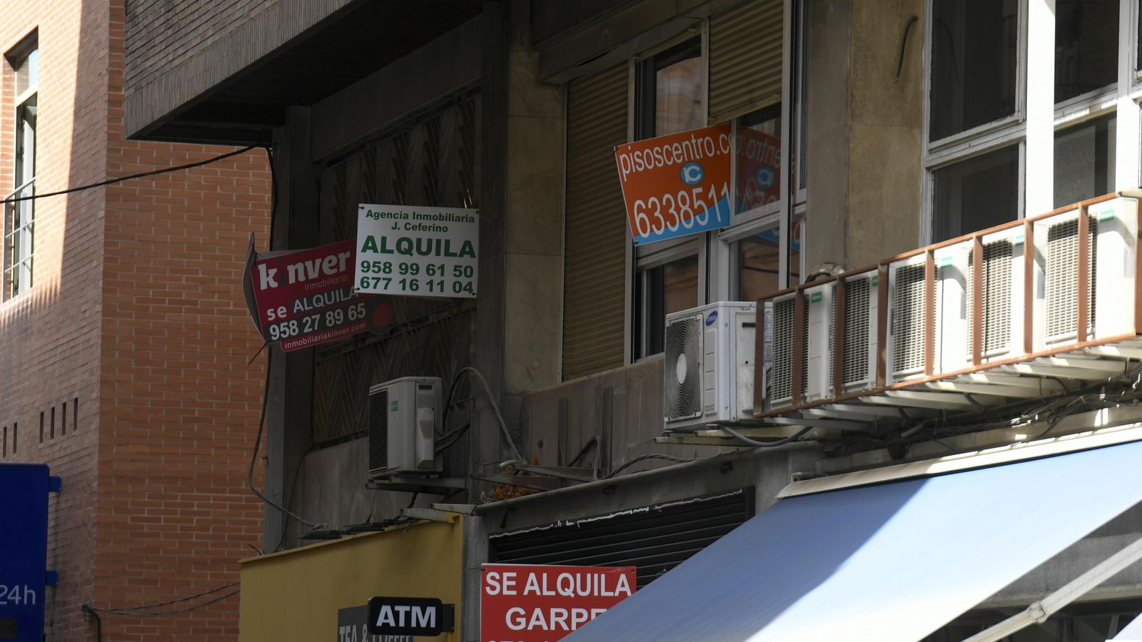 Varias viviendas muestran en sus terrazas carteles anunciando su venta