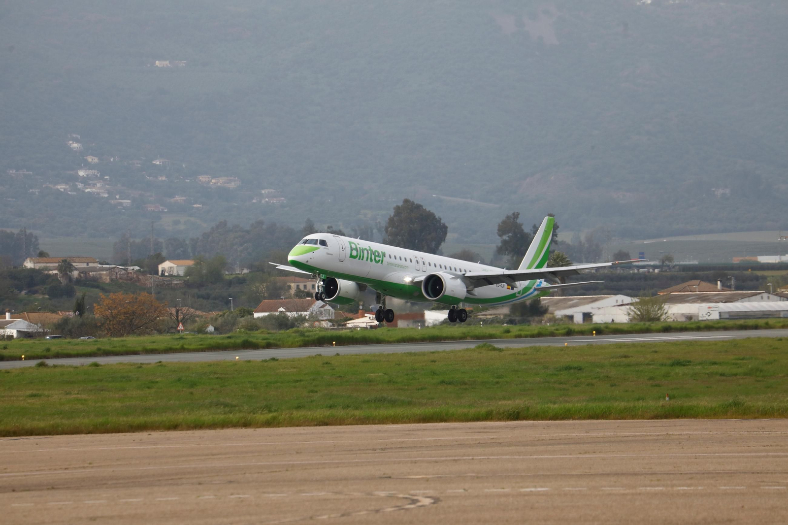 El aeropuerto de Córdoba recibe el primer vuelo de Binter desde Canarias, en imágenes