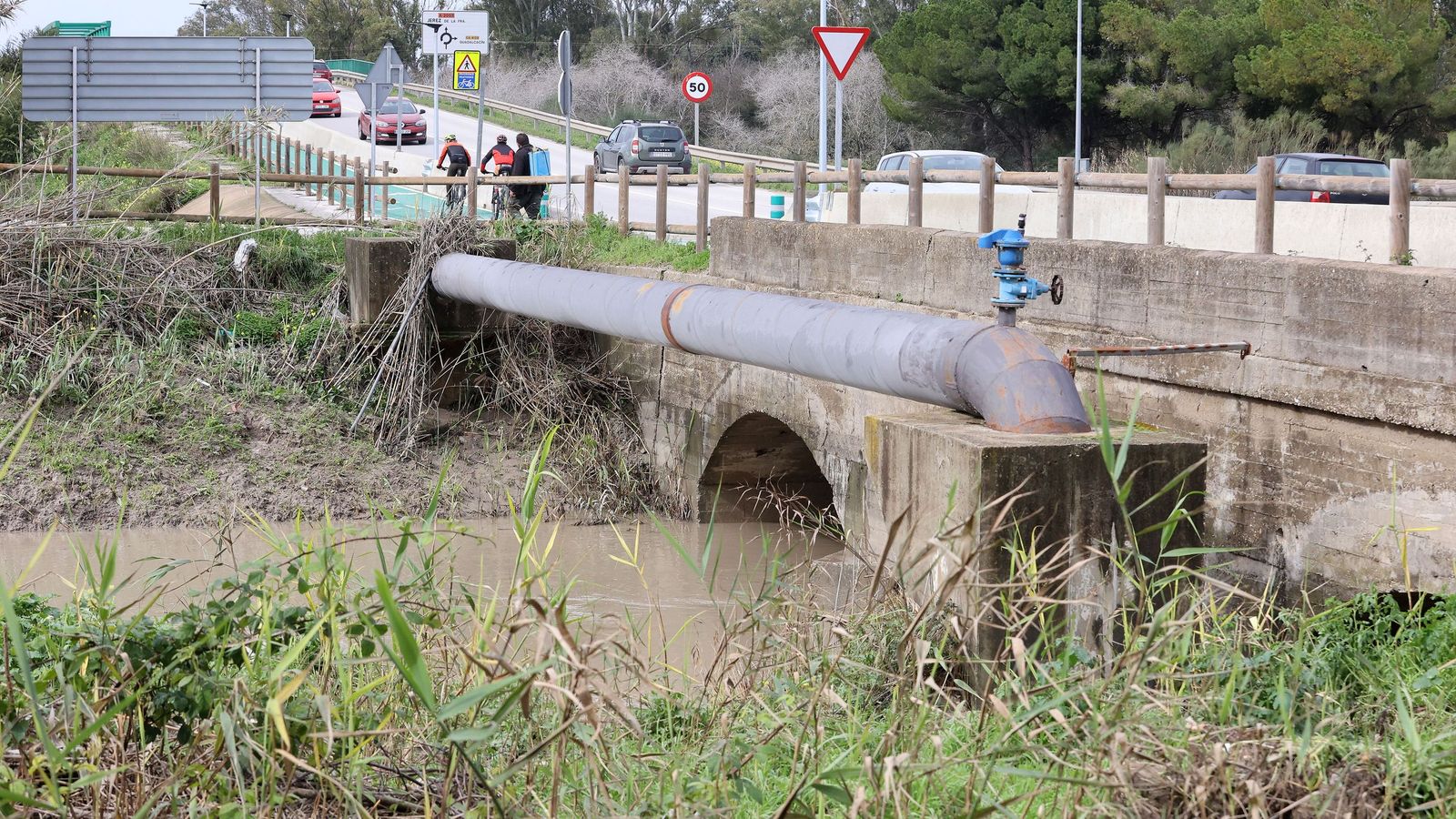 El Guadalete comienza a bajar su nivel poco a poco por la zona rural de Jerez