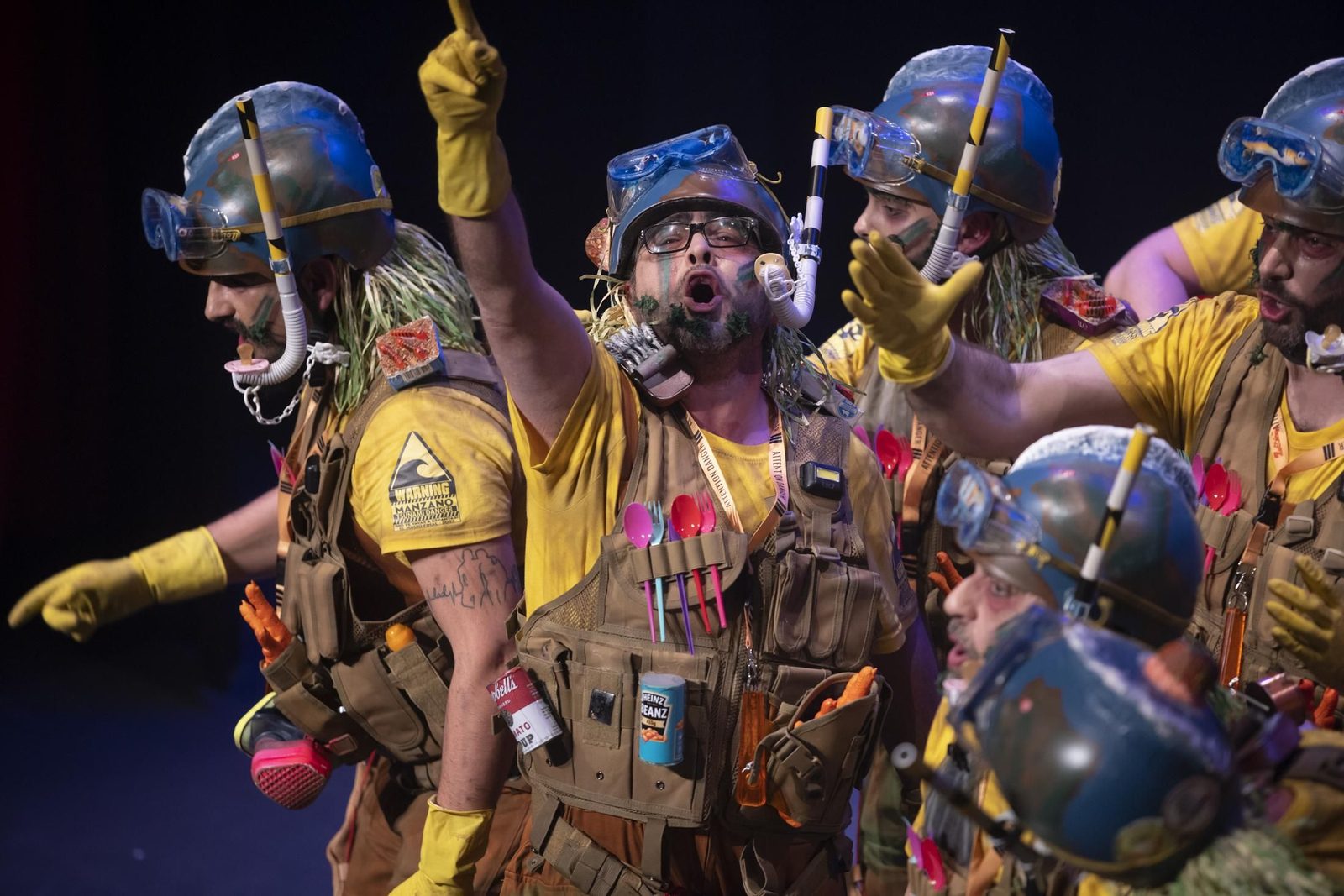 Imágenes de la actuación de la murga de Huelva "No te vayas a espantar. El juicio final" en el Carnaval Colombino