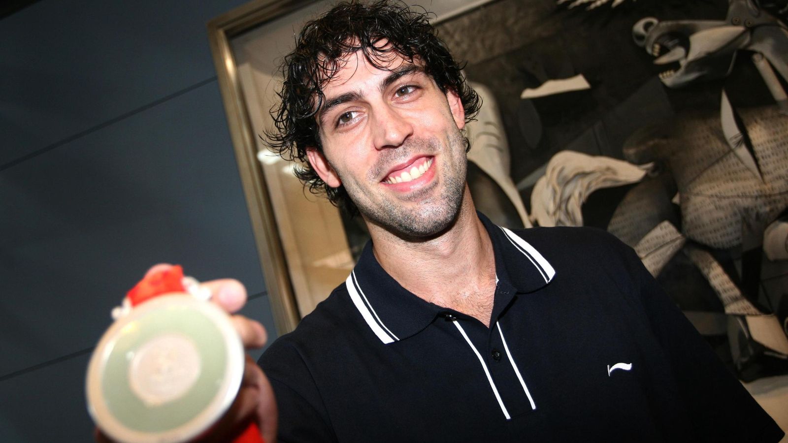 Berni Rodríguez posa con la medalla.