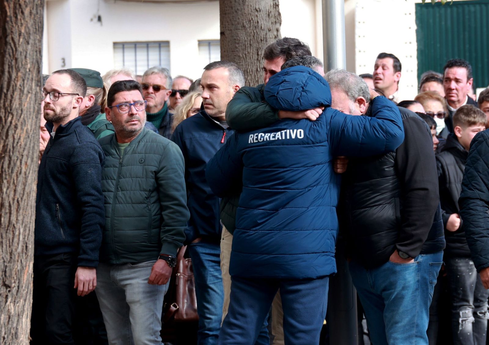 Dolor y desolación en Aljaraque: Las fotos de la desgarradora despedida a la familia Zamorano fallecida en Adamuz